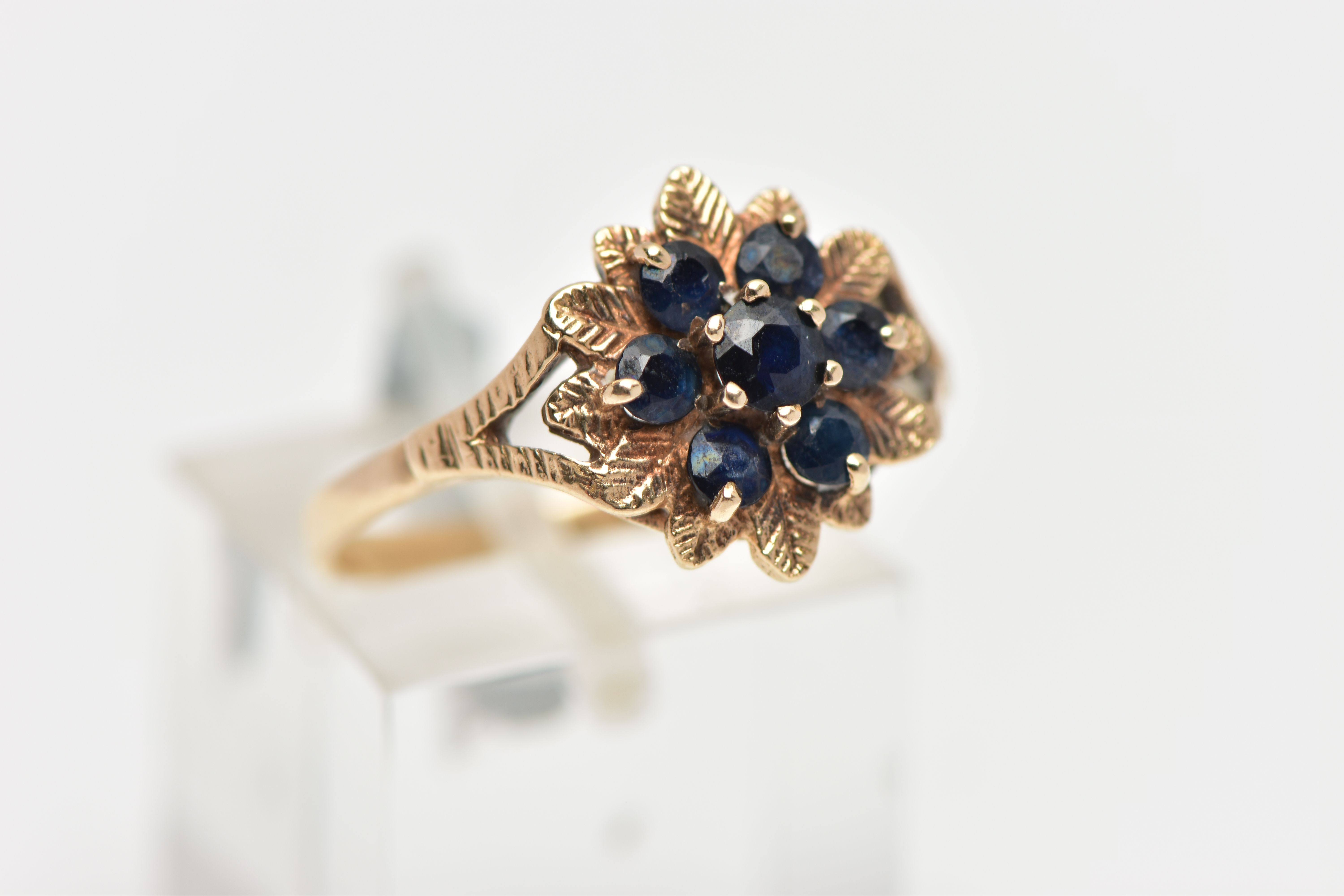 A 9CT GOLD SAPPHIRE CLUSTER RING, flower shape cluster set with seven circular cut deep blue - Image 4 of 4