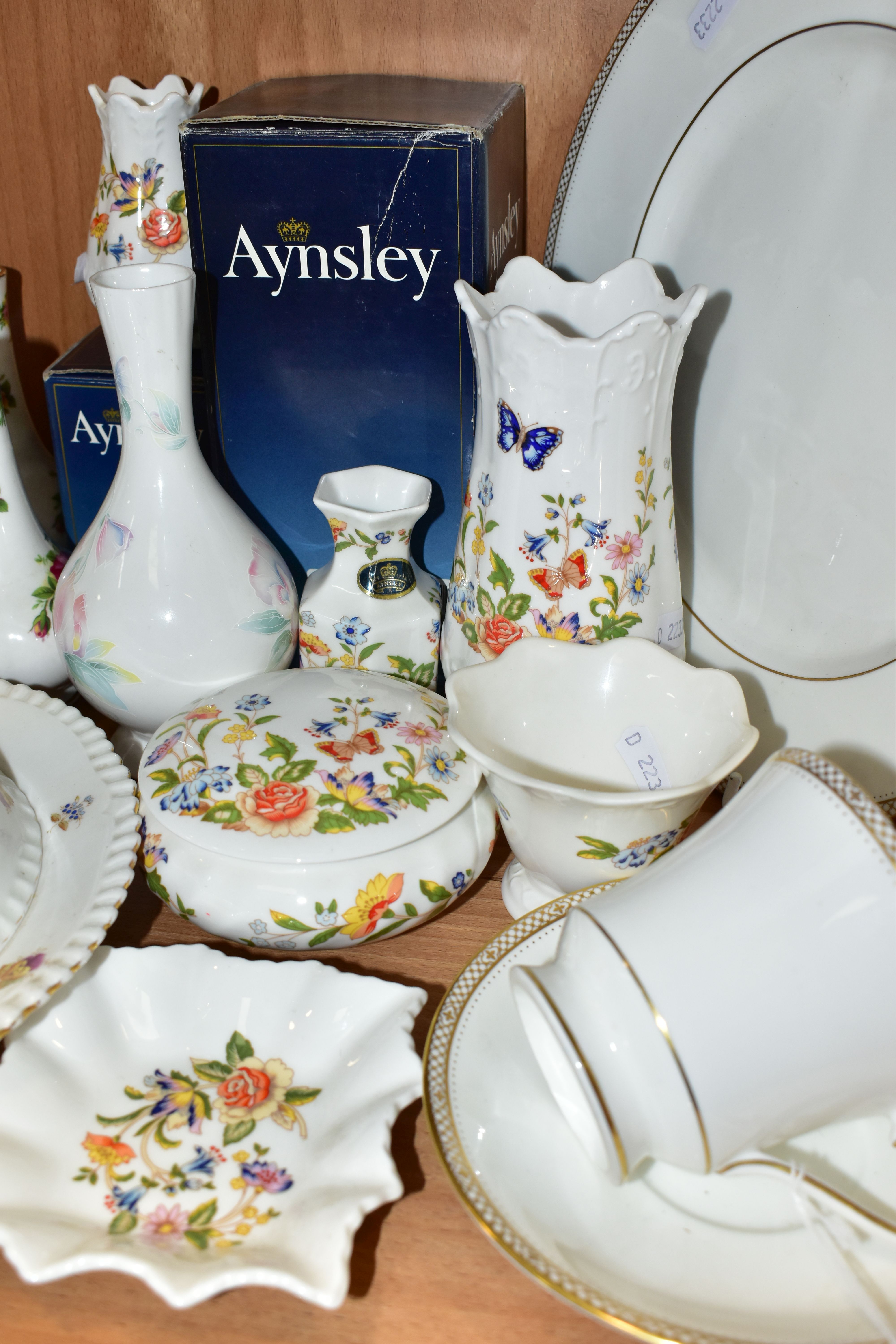 A GROUP OF ROYAL ALBERT AND AYNSLEY TEA AND GIFT WARES, to include Royal Albert Old Country Roses: a - Image 3 of 4