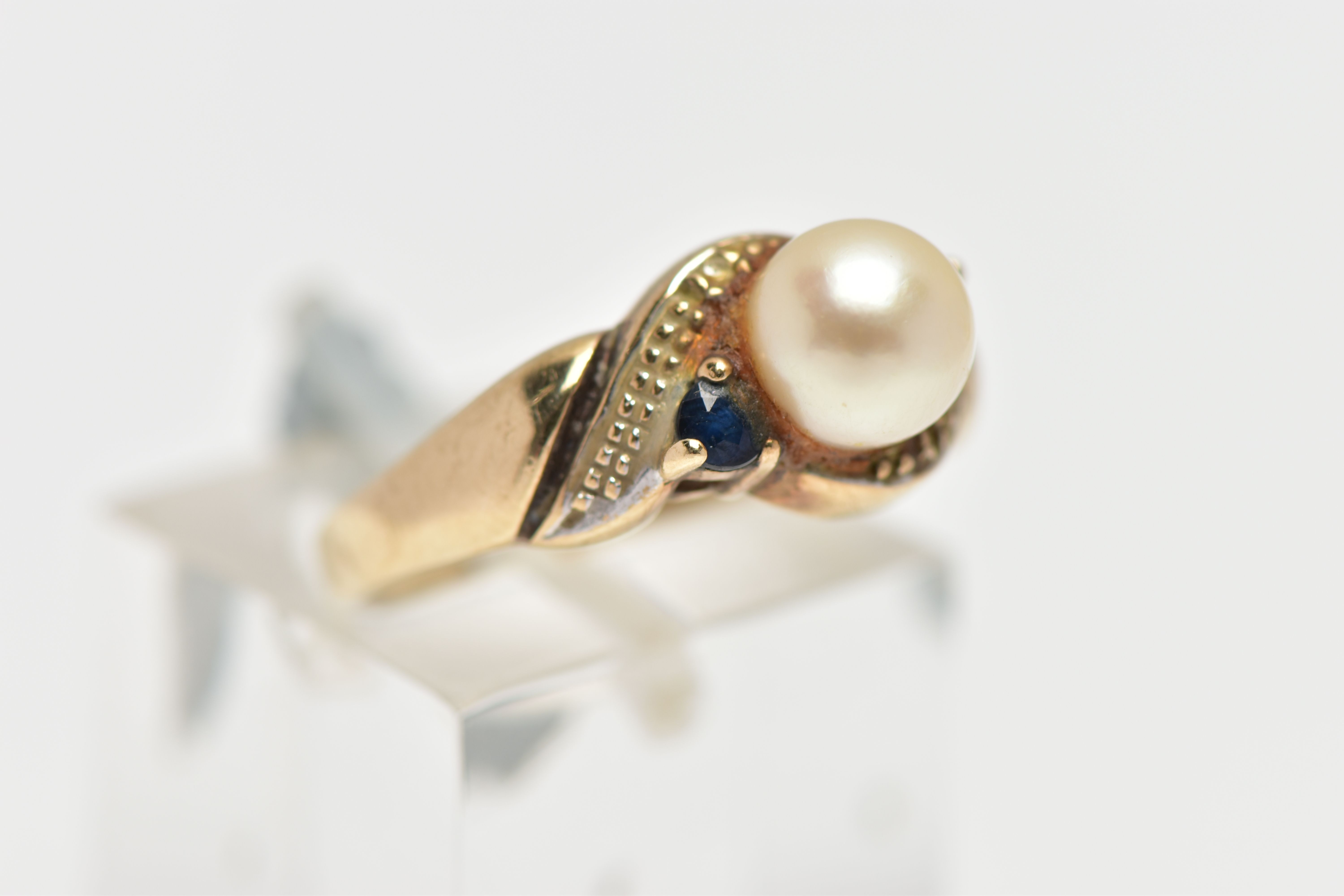 A 9CT GOLD CULTURED PEARL AND SAPPHIRE RING, centring on a single cultured cream pearl with a pink - Image 4 of 4