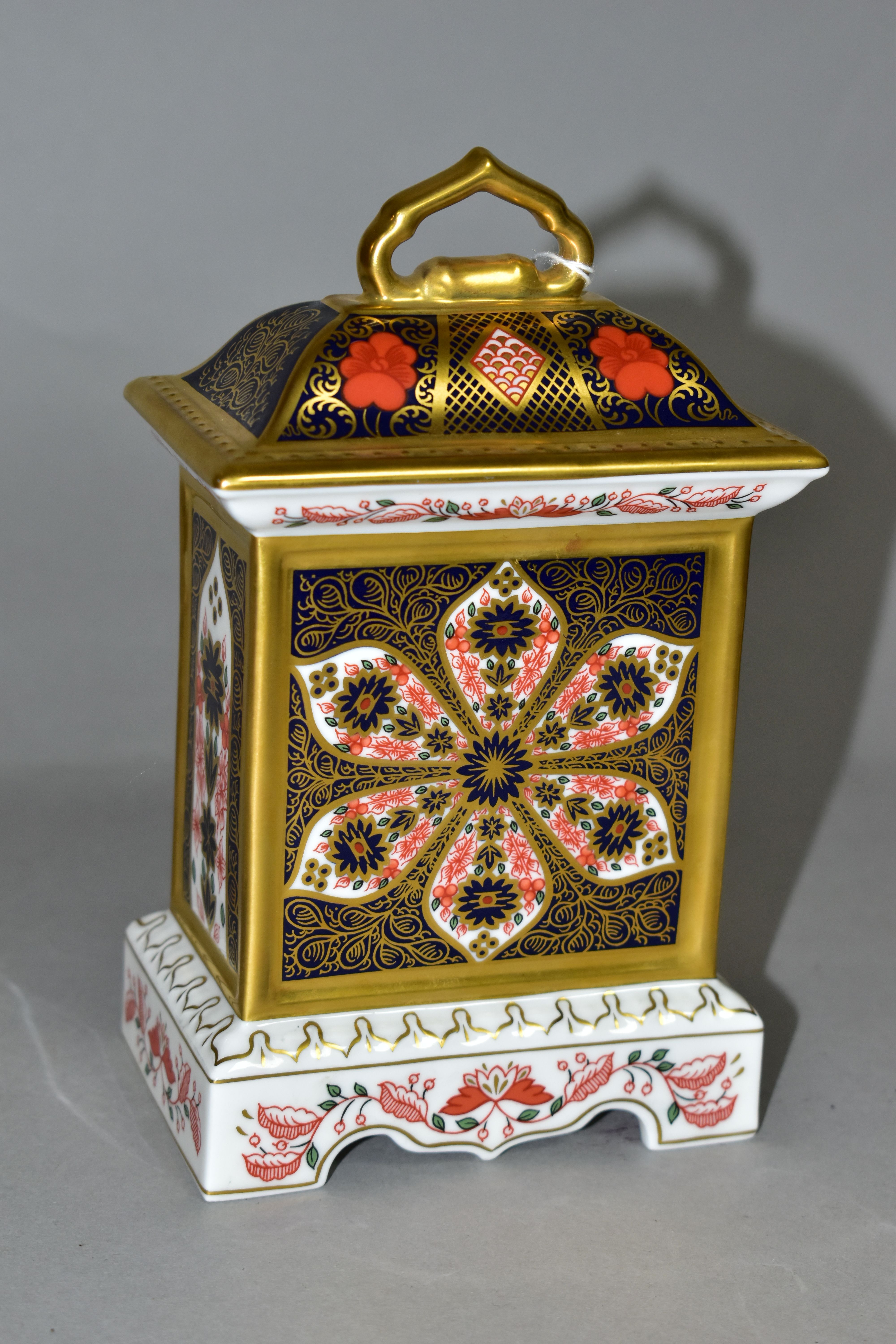 A ROYAL CROWN DERBY OLD IMARI 1128 SOLID GOLD BAND MANTEL CLOCK, with quartz movement, having red - Image 4 of 5