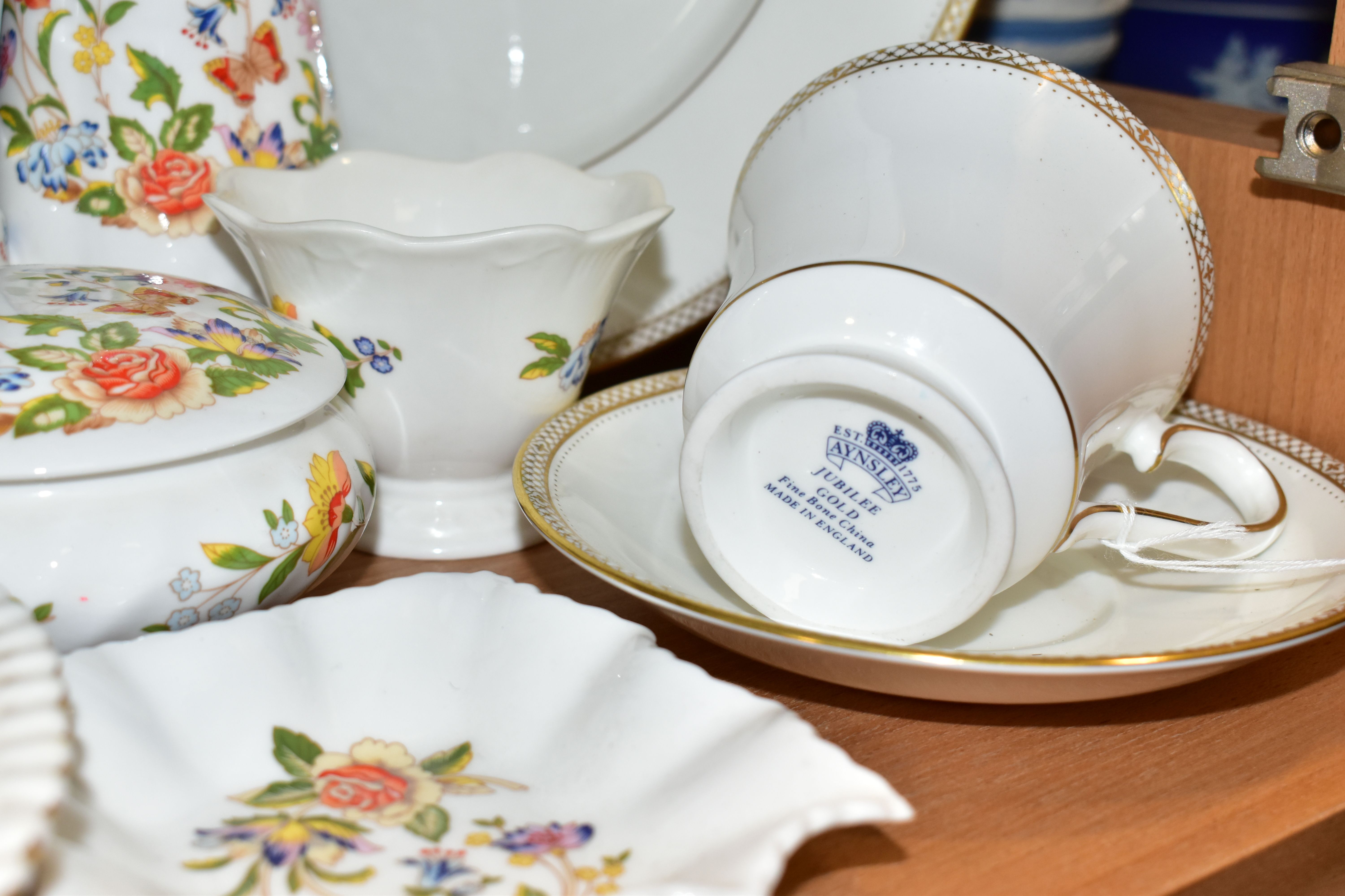 A GROUP OF ROYAL ALBERT AND AYNSLEY TEA AND GIFT WARES, to include Royal Albert Old Country Roses: a - Image 2 of 4