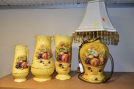 AN AYNSLEY ORCHARD GOLD TABLE LAMP AND THREE VASES, comprising table lamp with a cream beaded shade,