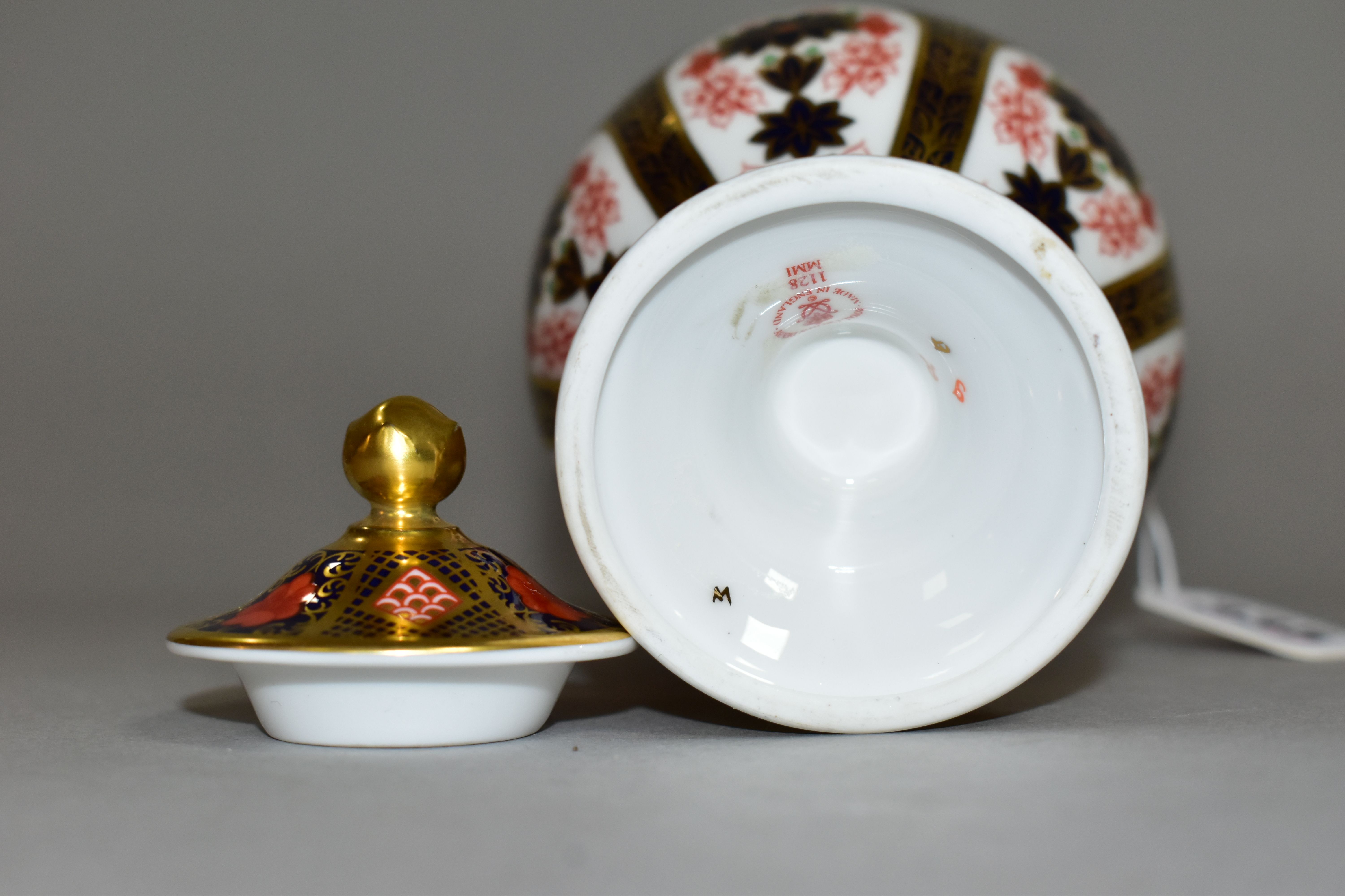 A ROYAL CROWN DERBY OLD IMARI 1128 SOLID GOLD BAND TWIN HANDLED SUDBURY VASE AND COVER, of - Image 5 of 5