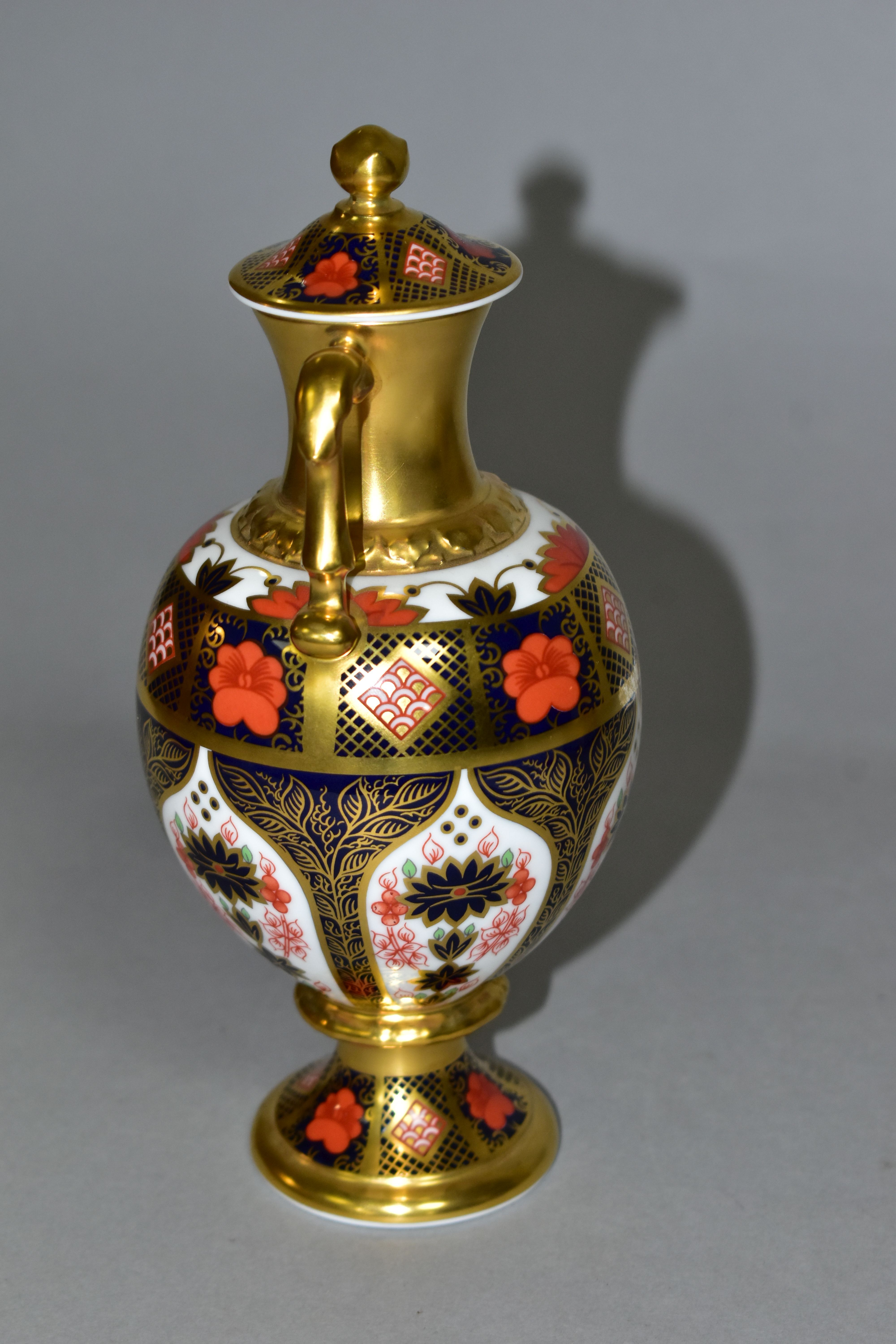 A ROYAL CROWN DERBY OLD IMARI 1128 SOLID GOLD BAND TWIN HANDLED SUDBURY VASE AND COVER, of - Image 3 of 5