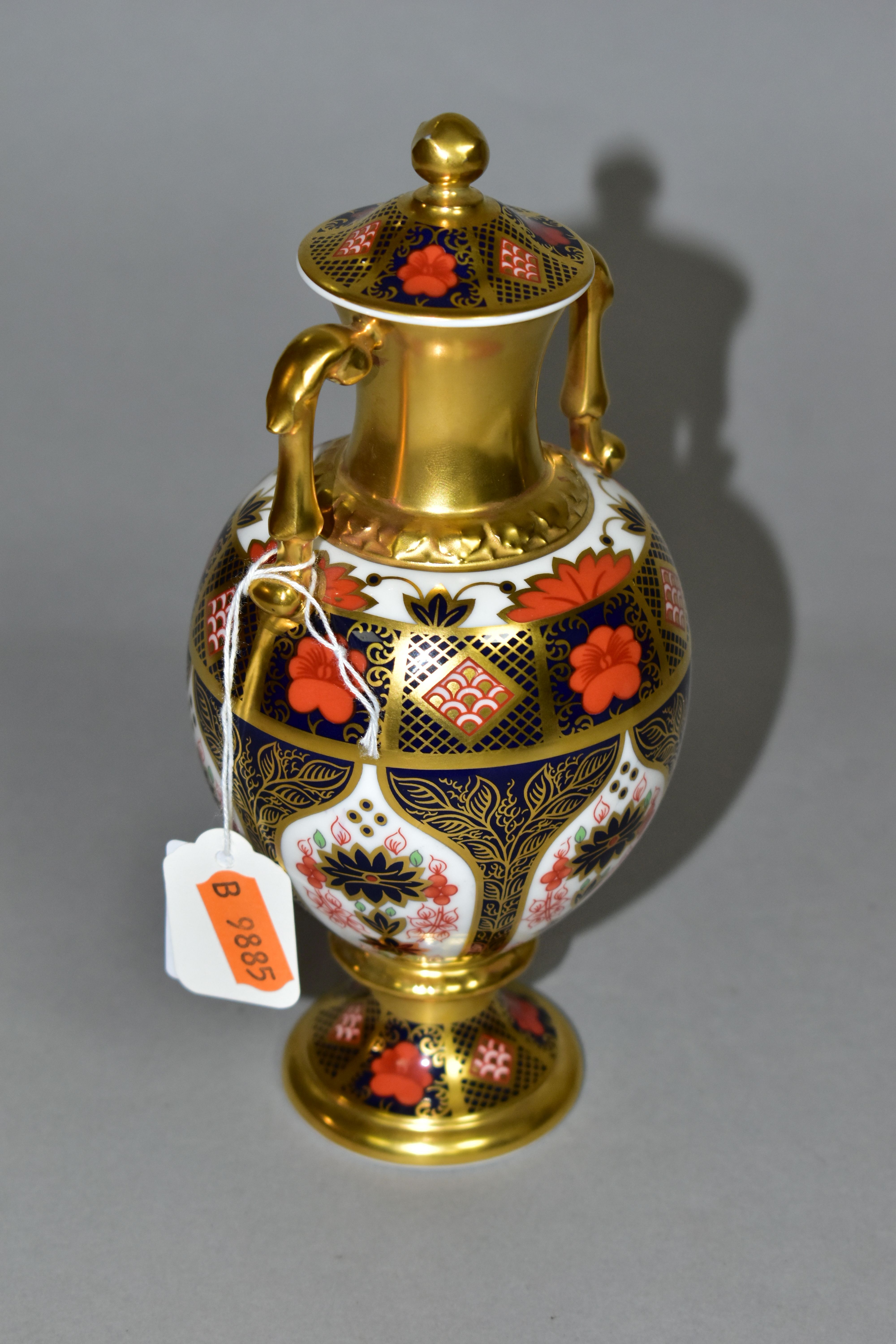 A ROYAL CROWN DERBY OLD IMARI 1128 SOLID GOLD BAND TWIN HANDLED SUDBURY VASE AND COVER, of - Image 2 of 5