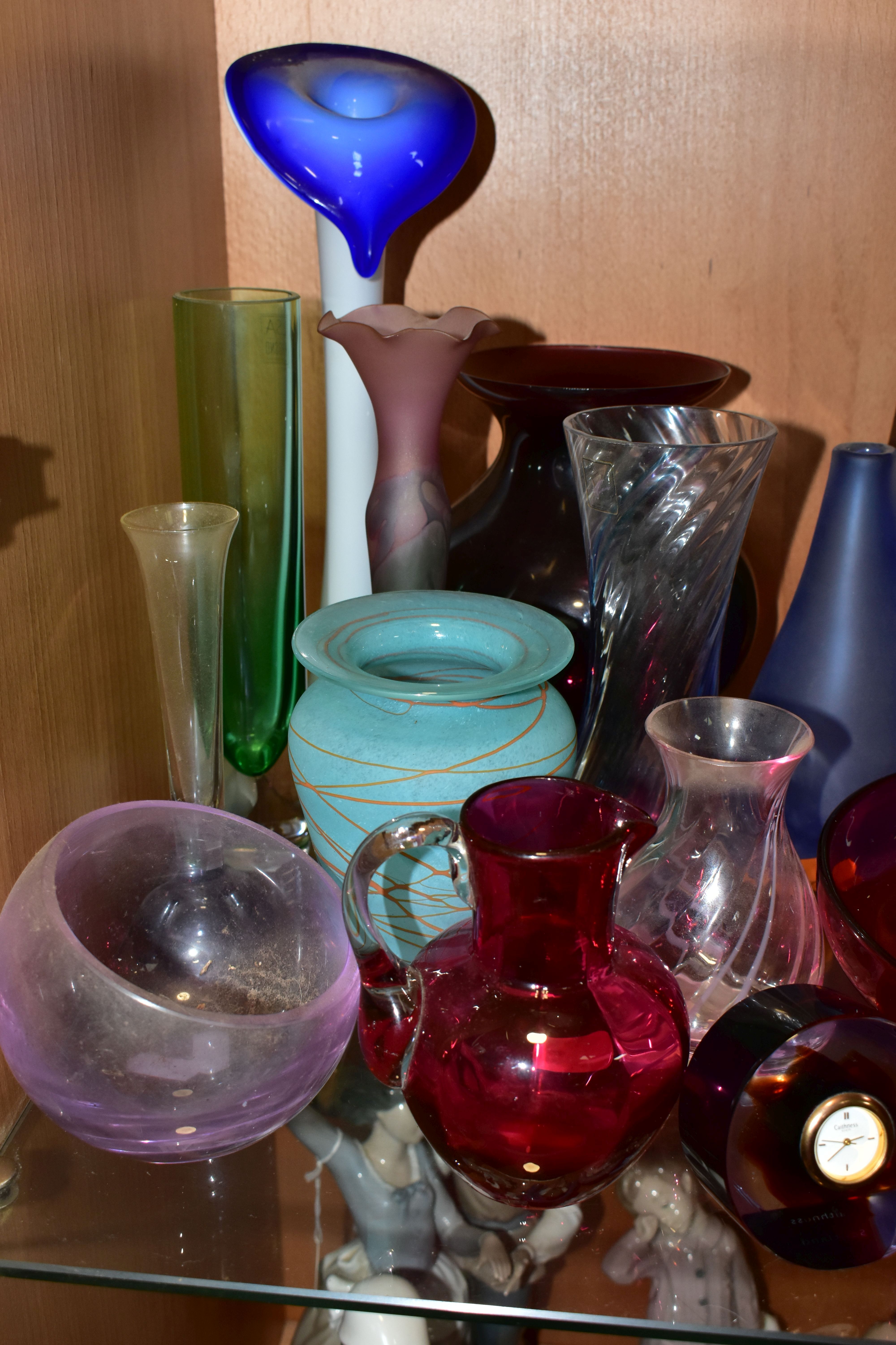 A GROUP OF COLOURED AND DECORATIVE GLASSWARES, twenty one pieces to include Caithness Skyhigh and - Image 4 of 5