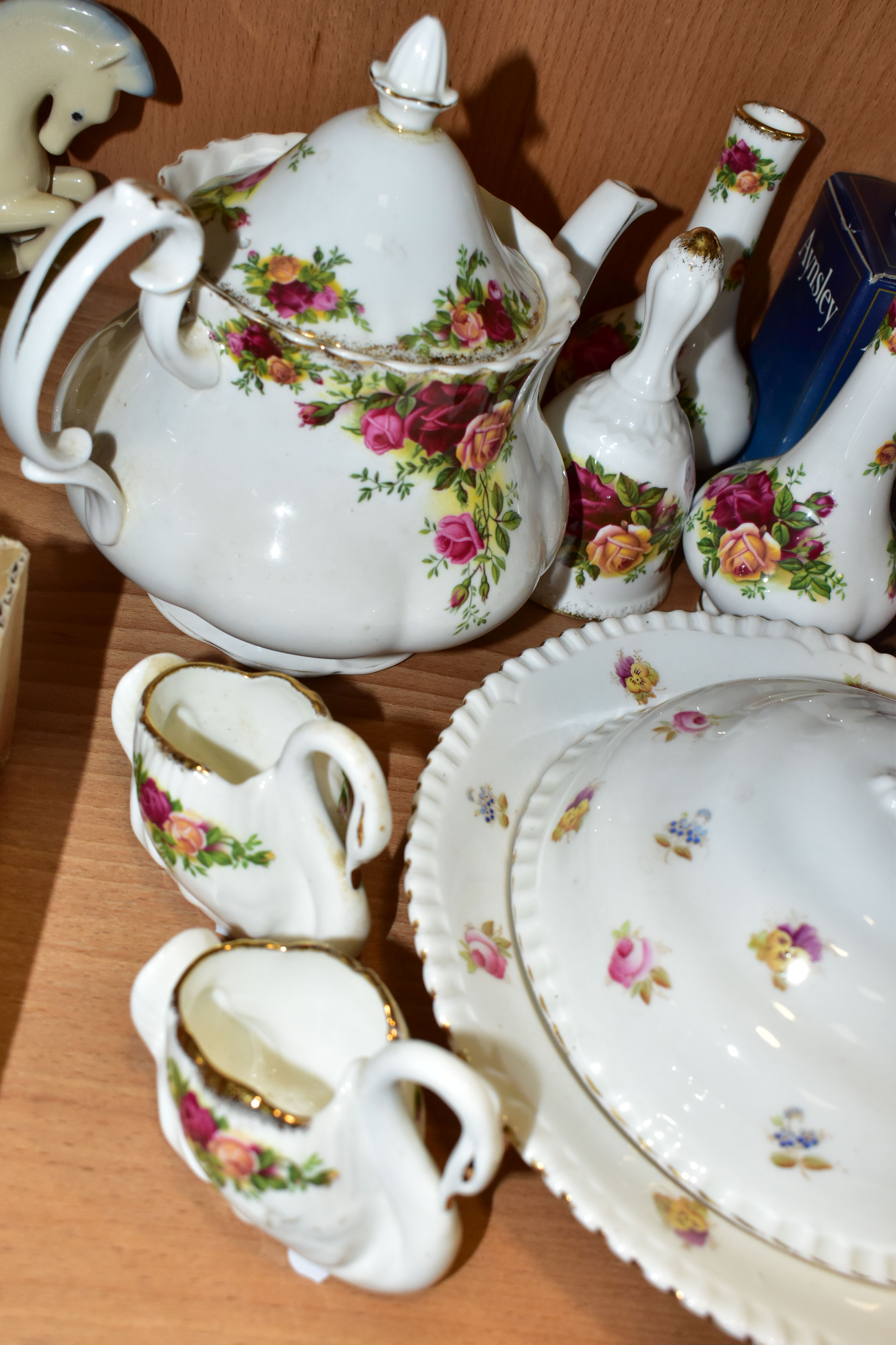 A GROUP OF ROYAL ALBERT AND AYNSLEY TEA AND GIFT WARES, to include Royal Albert Old Country Roses: a - Image 4 of 4