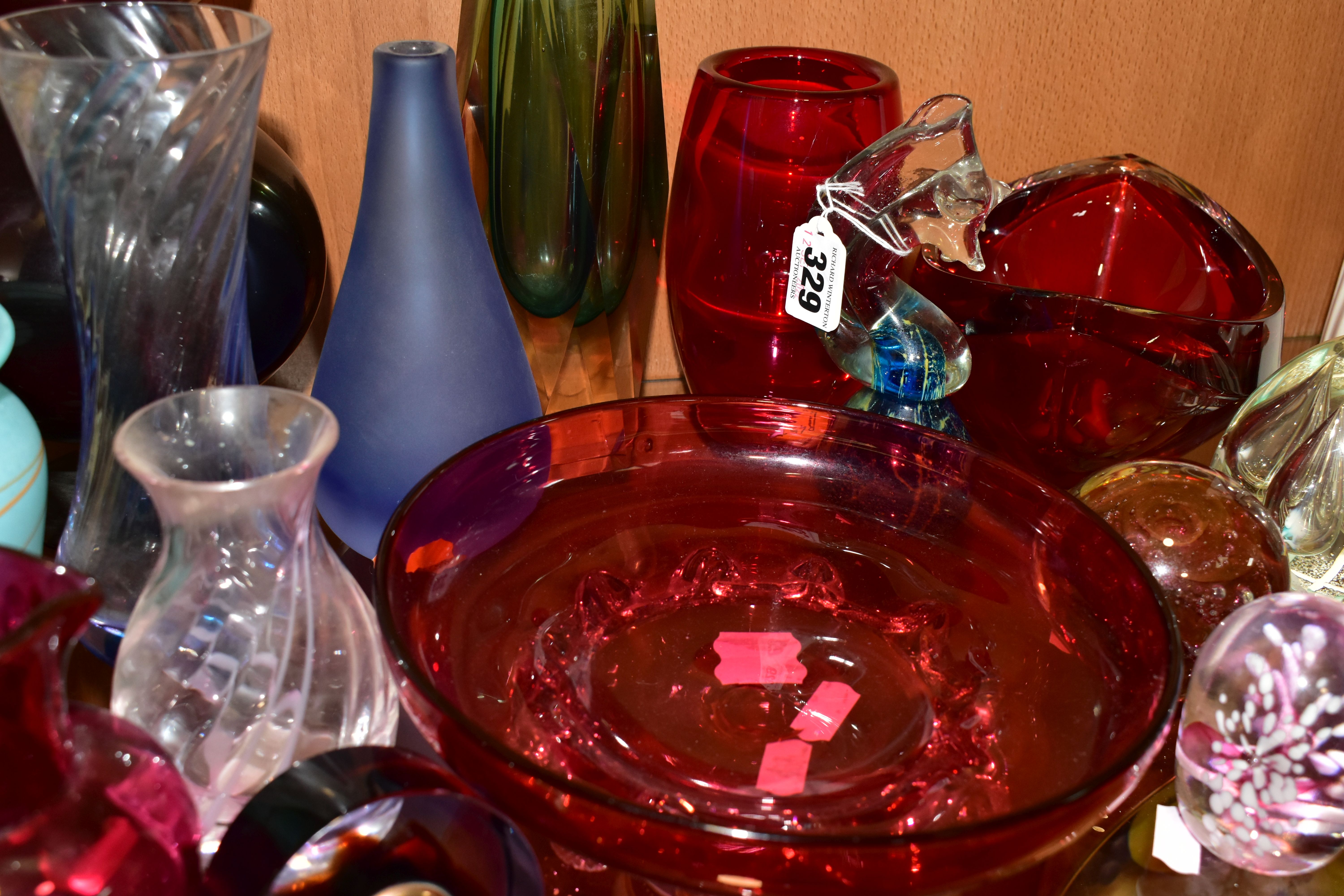 A GROUP OF COLOURED AND DECORATIVE GLASSWARES, twenty one pieces to include Caithness Skyhigh and - Image 3 of 5