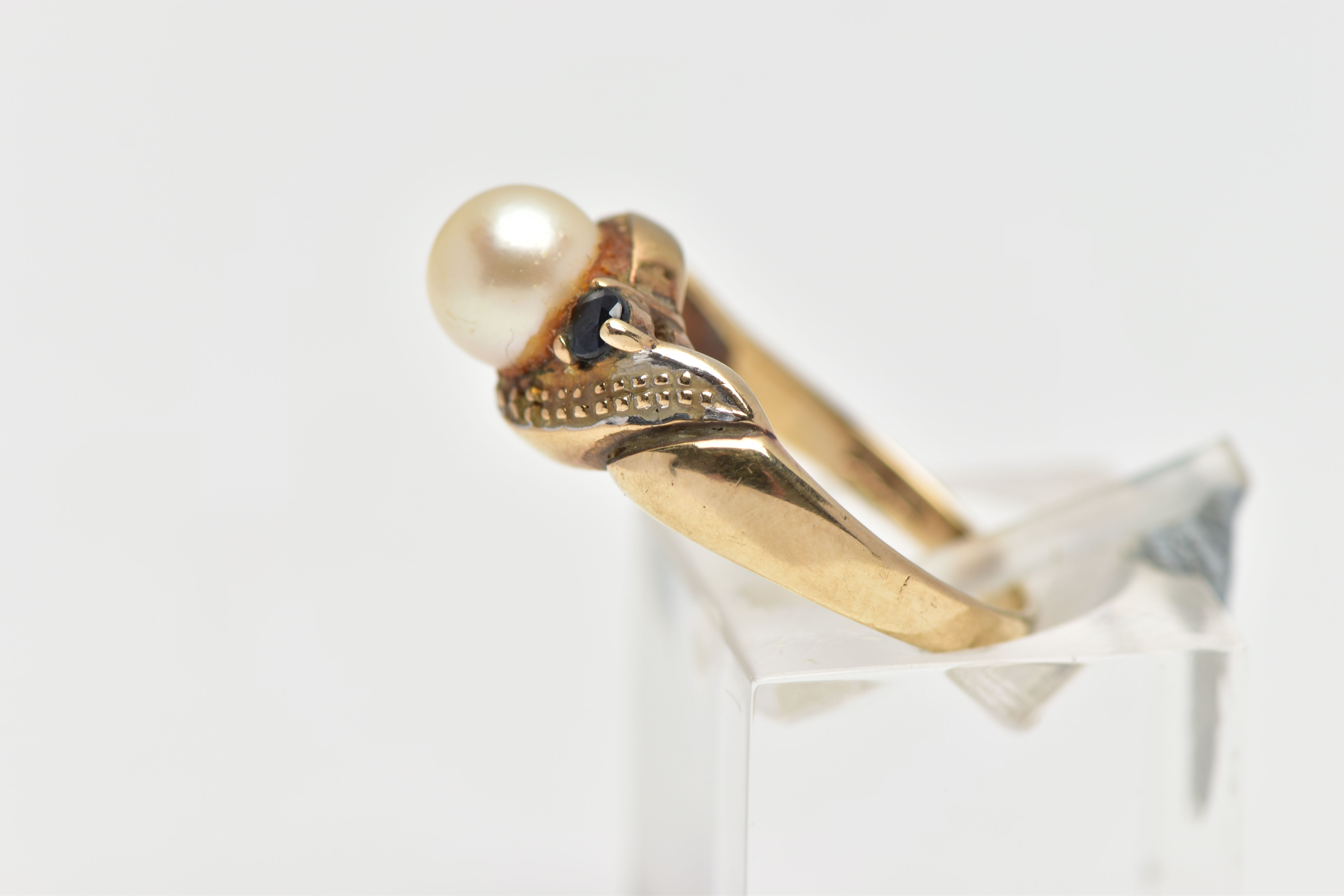 A 9CT GOLD CULTURED PEARL AND SAPPHIRE RING, centring on a single cultured cream pearl with a pink - Image 2 of 4