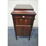 A 20TH CENTURY MAHOGANY GRAMOPHONE CABINET, with hinged lid, enclosing the turn table, above two