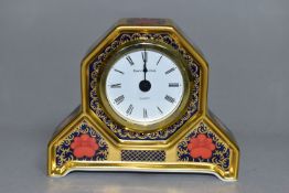 A ROYAL CROWN DERBY OLD IMARI 1128 SOLID GOLD DESK CLOCK, the quartz movement contained in an