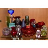 A GROUP OF COLOURED AND DECORATIVE GLASSWARES, twenty one pieces to include Caithness Skyhigh and