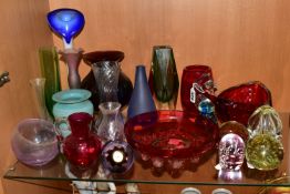 A GROUP OF COLOURED AND DECORATIVE GLASSWARES, twenty one pieces to include Caithness Skyhigh and