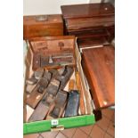 ONE BOX OF WOODEN CARPENTER'S PLANES, PRINTER AND SHOP TILL, to include two wooden coffin planes,