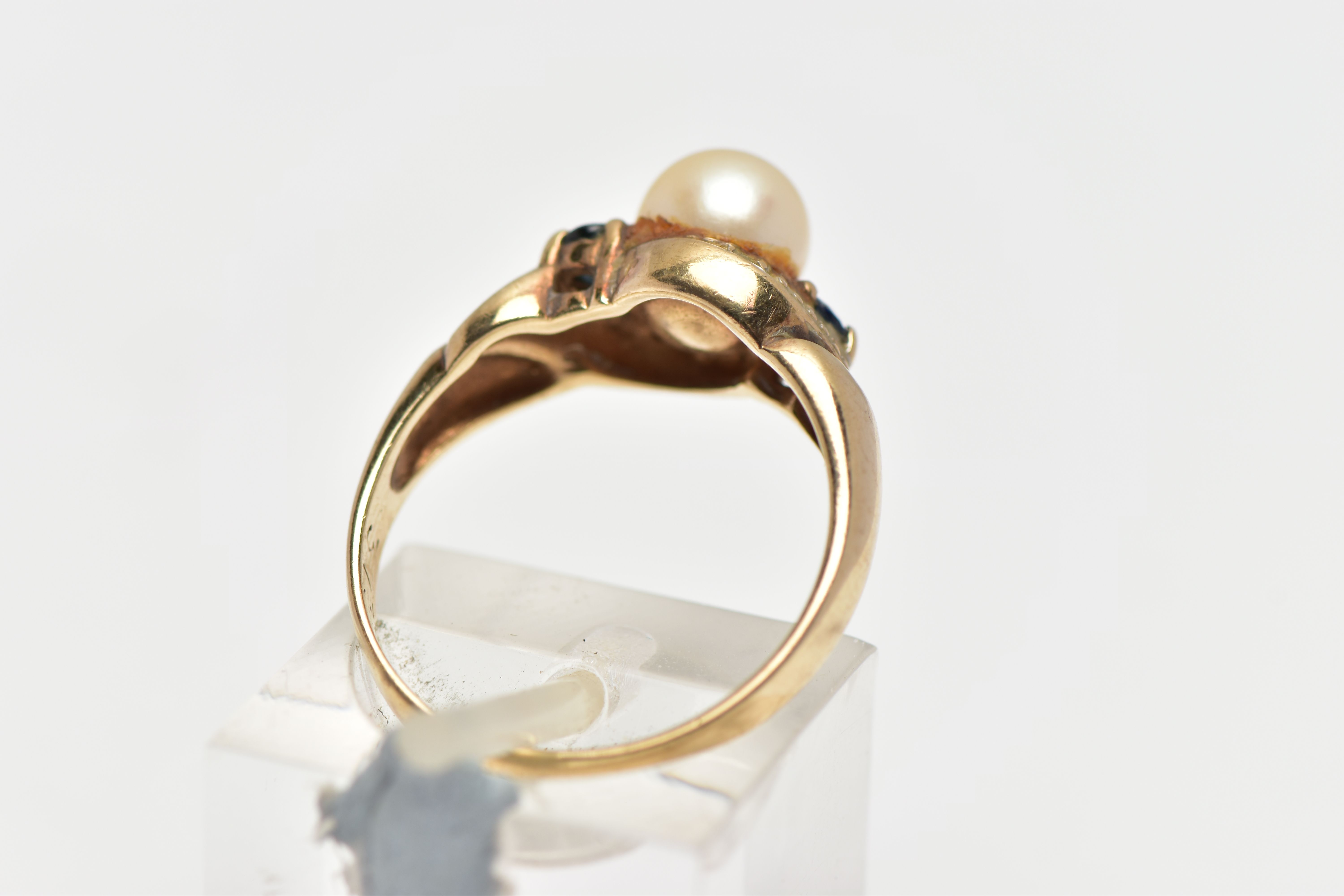A 9CT GOLD CULTURED PEARL AND SAPPHIRE RING, centring on a single cultured cream pearl with a pink - Image 3 of 4