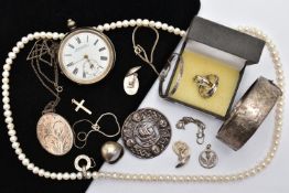 A SELECTION OF WHITE METAL AND SILVER JEWELLERY, to include a silver locket, hallmarked London 1977,