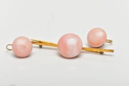 A SET OF YELLOW METAL CORAL CABOCHON JEWELLERY, to include a bar brooch, with coral cabochon