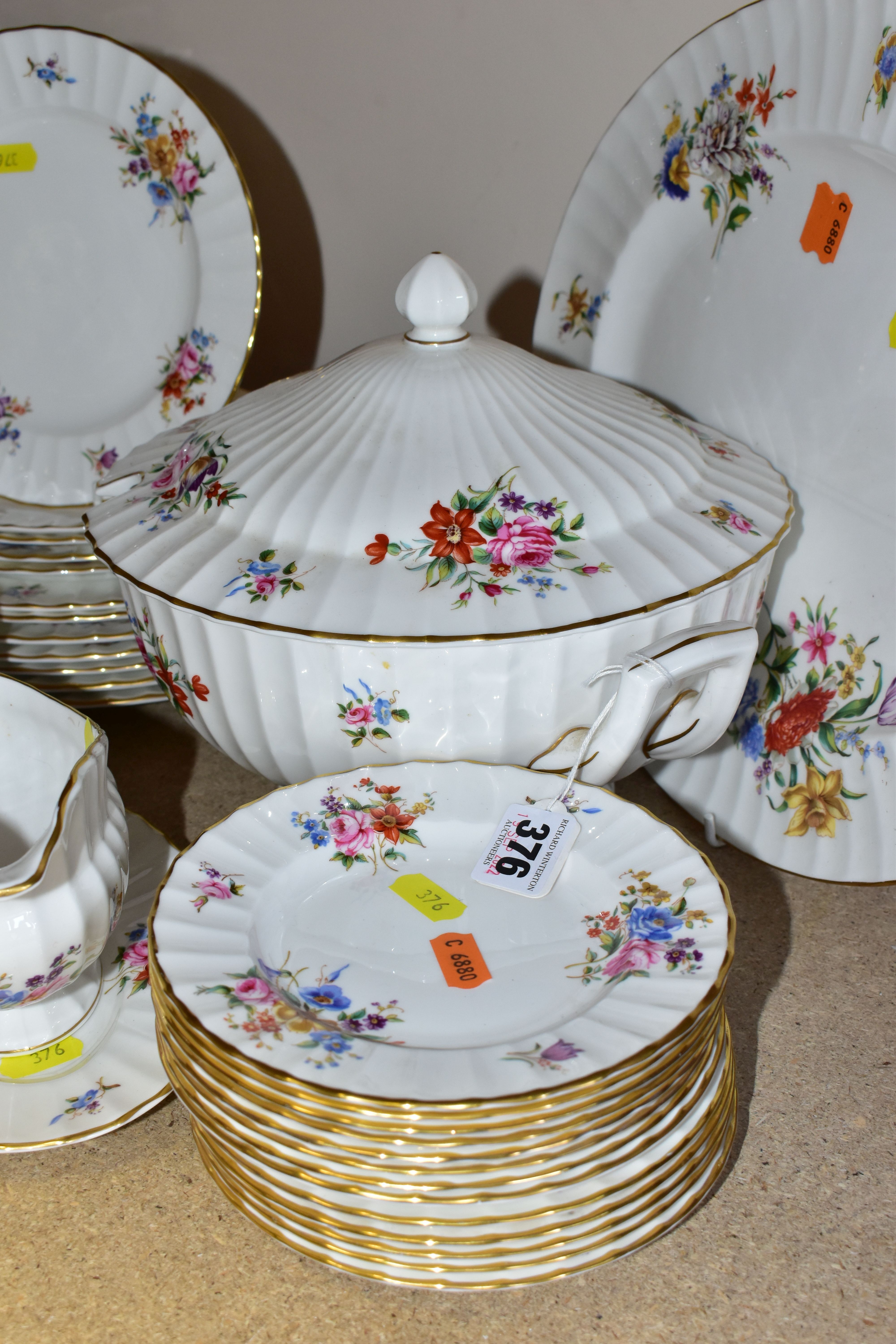 A ROYAL WORCESTER 'ROANOKE' PATTERN DINNER SERVICE, comprising a circular covered soup tureen, one - Image 5 of 5