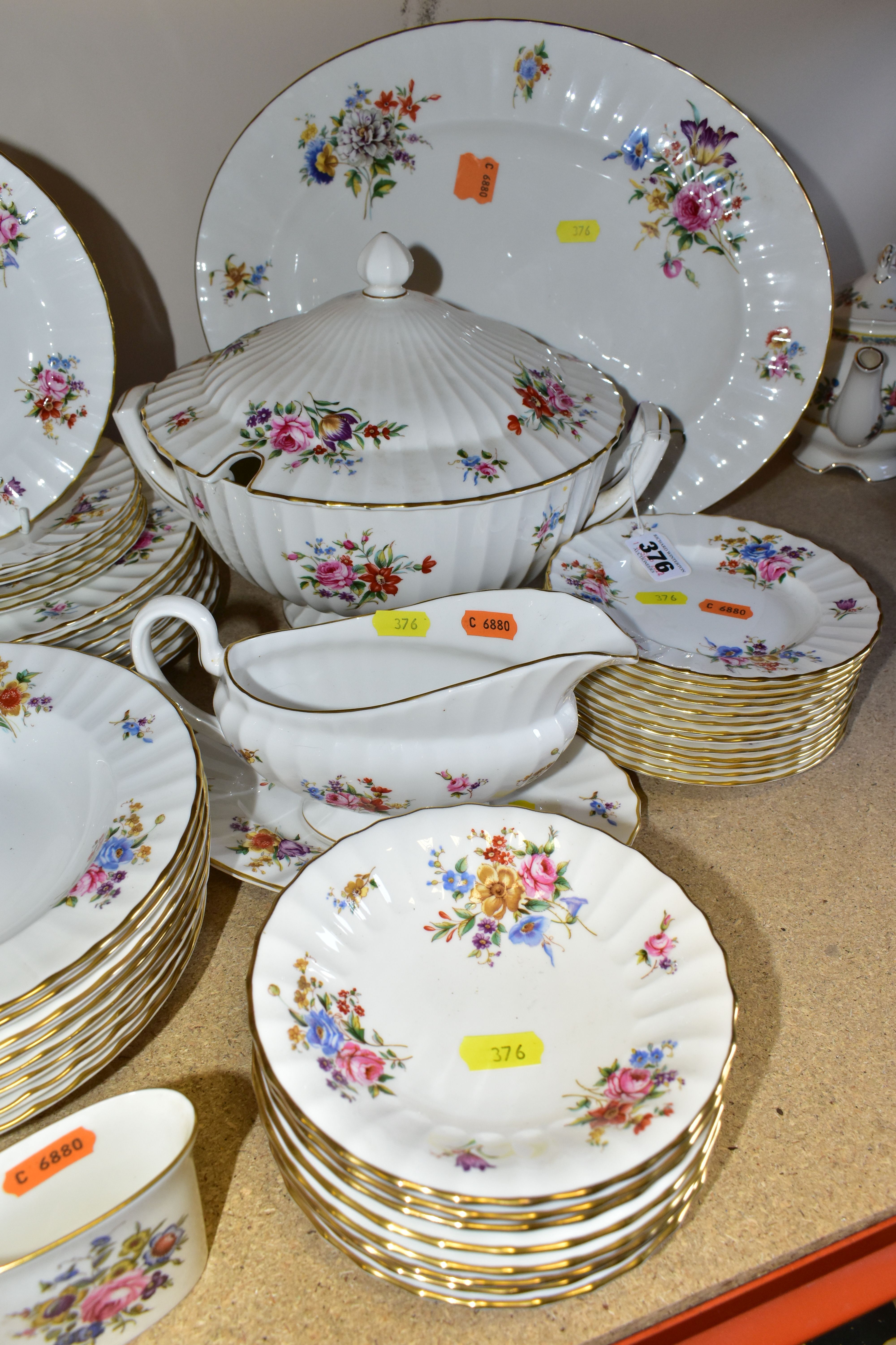 A ROYAL WORCESTER 'ROANOKE' PATTERN DINNER SERVICE, comprising a circular covered soup tureen, one - Image 2 of 5