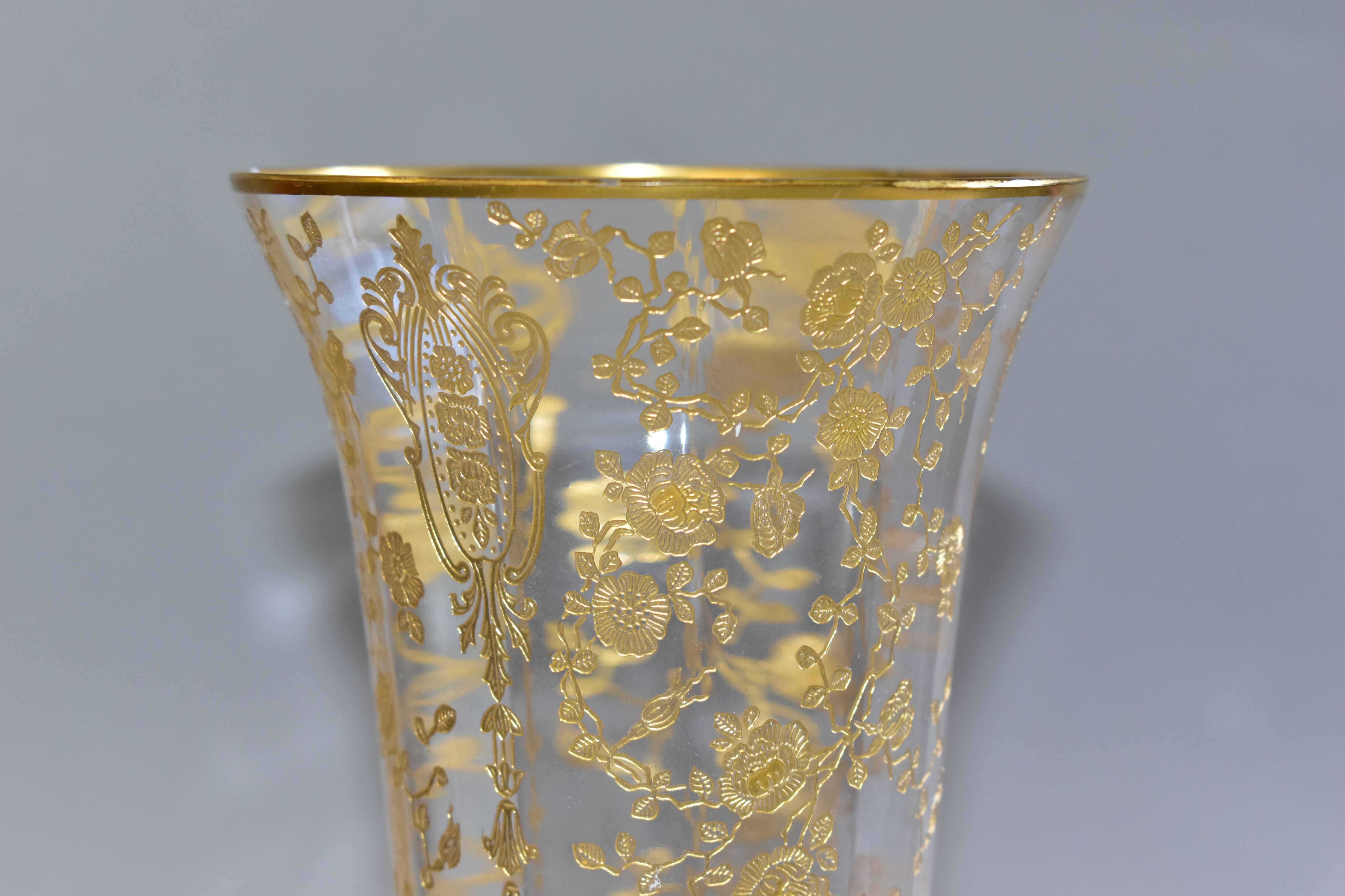 A CAMBRIDGE GLASS 'ROSE POINT' VASE, made in America in the mid twentieth century, vase is etched - Image 3 of 5