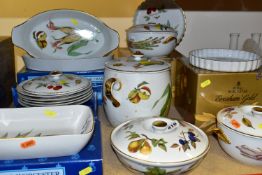 A QUANTITY OF ROYAL WORCESTER 'EVESHAM' OVEN TO TABLEWARE, comprising two boxed sets of 'Evesham