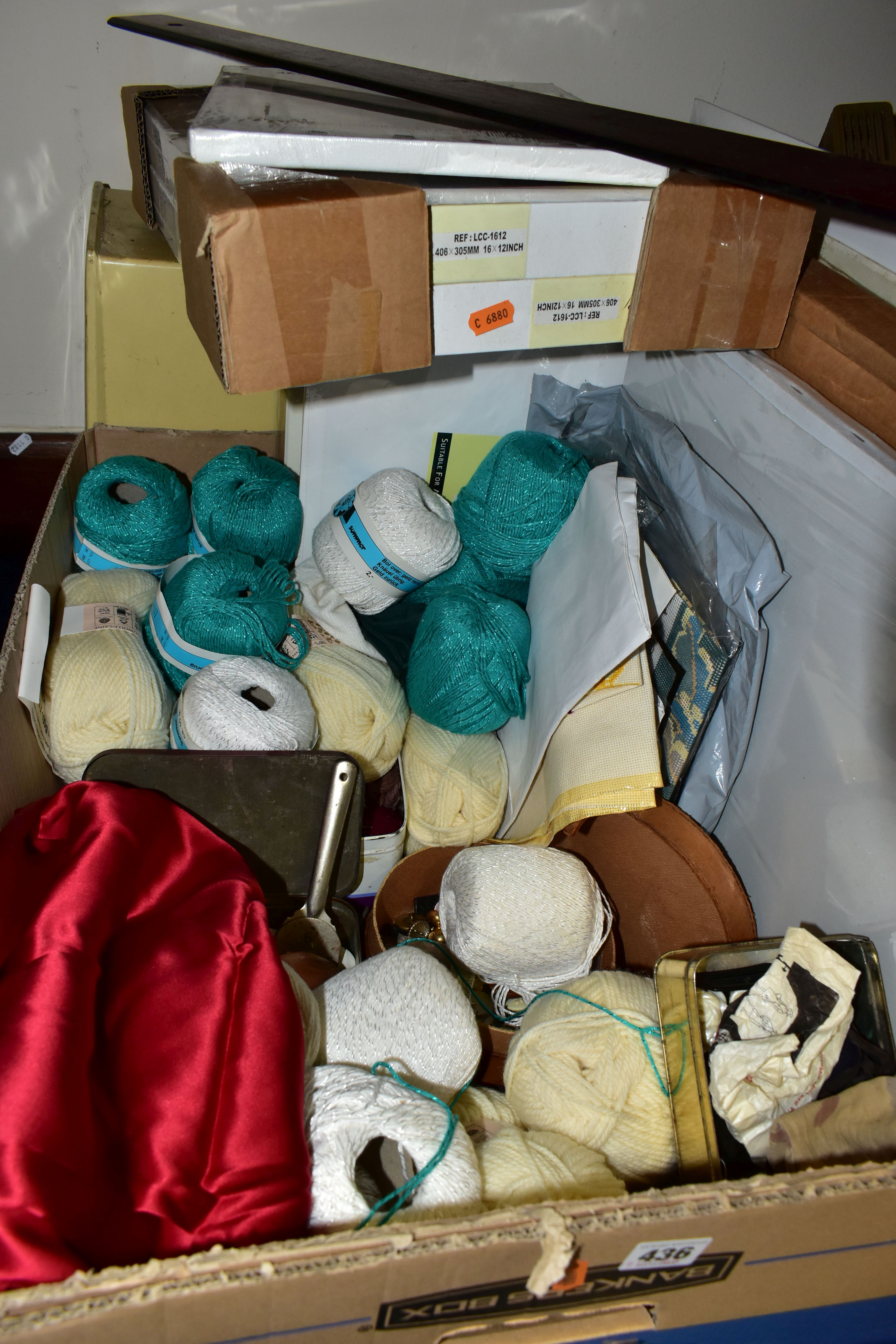 ONE BOX OF ARTIST SUNDRIES, SINGER SEWING MACHINE AND HABERDASHERY ITEMS, to include a cream metal - Image 4 of 4