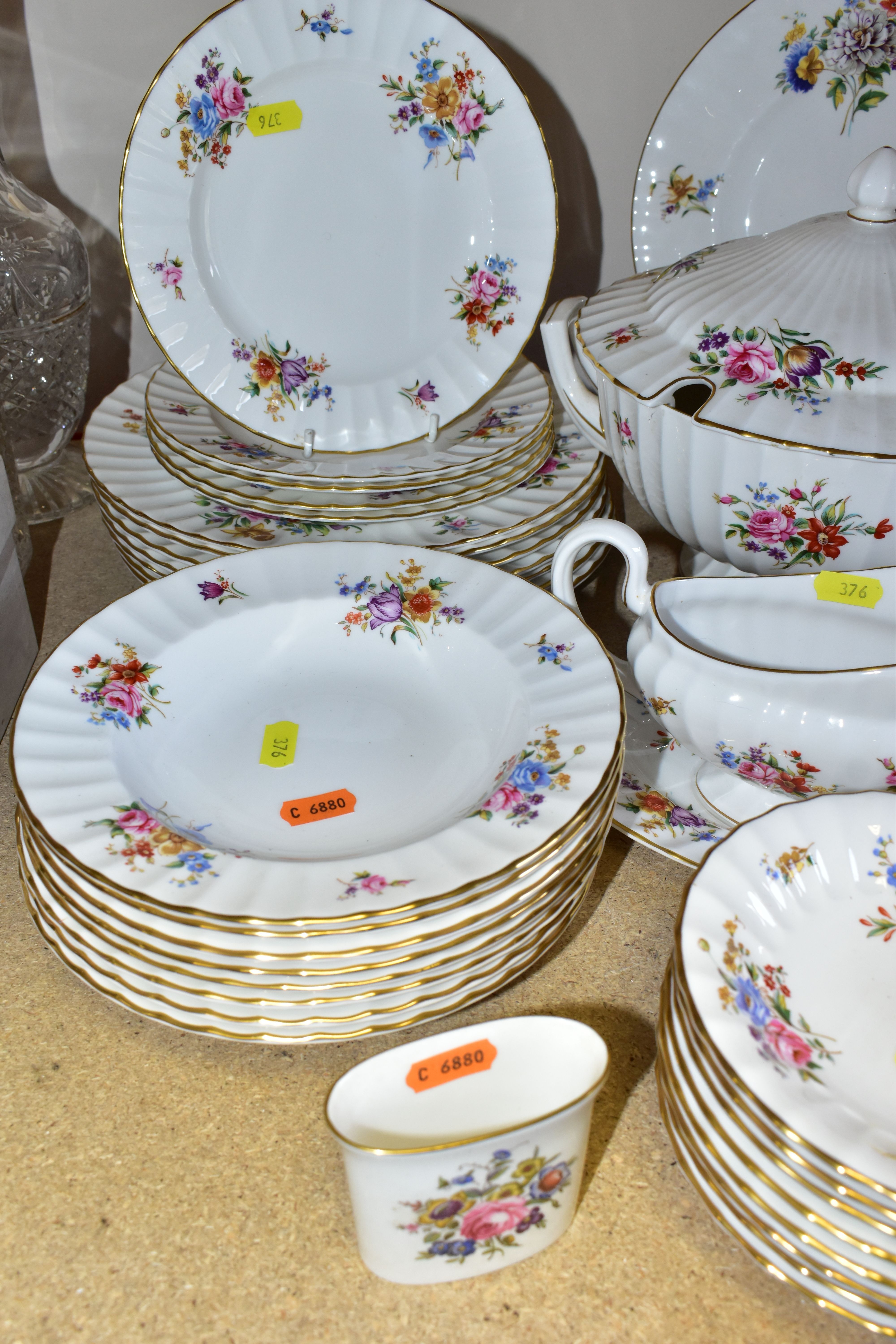 A ROYAL WORCESTER 'ROANOKE' PATTERN DINNER SERVICE, comprising a circular covered soup tureen, one - Image 3 of 5