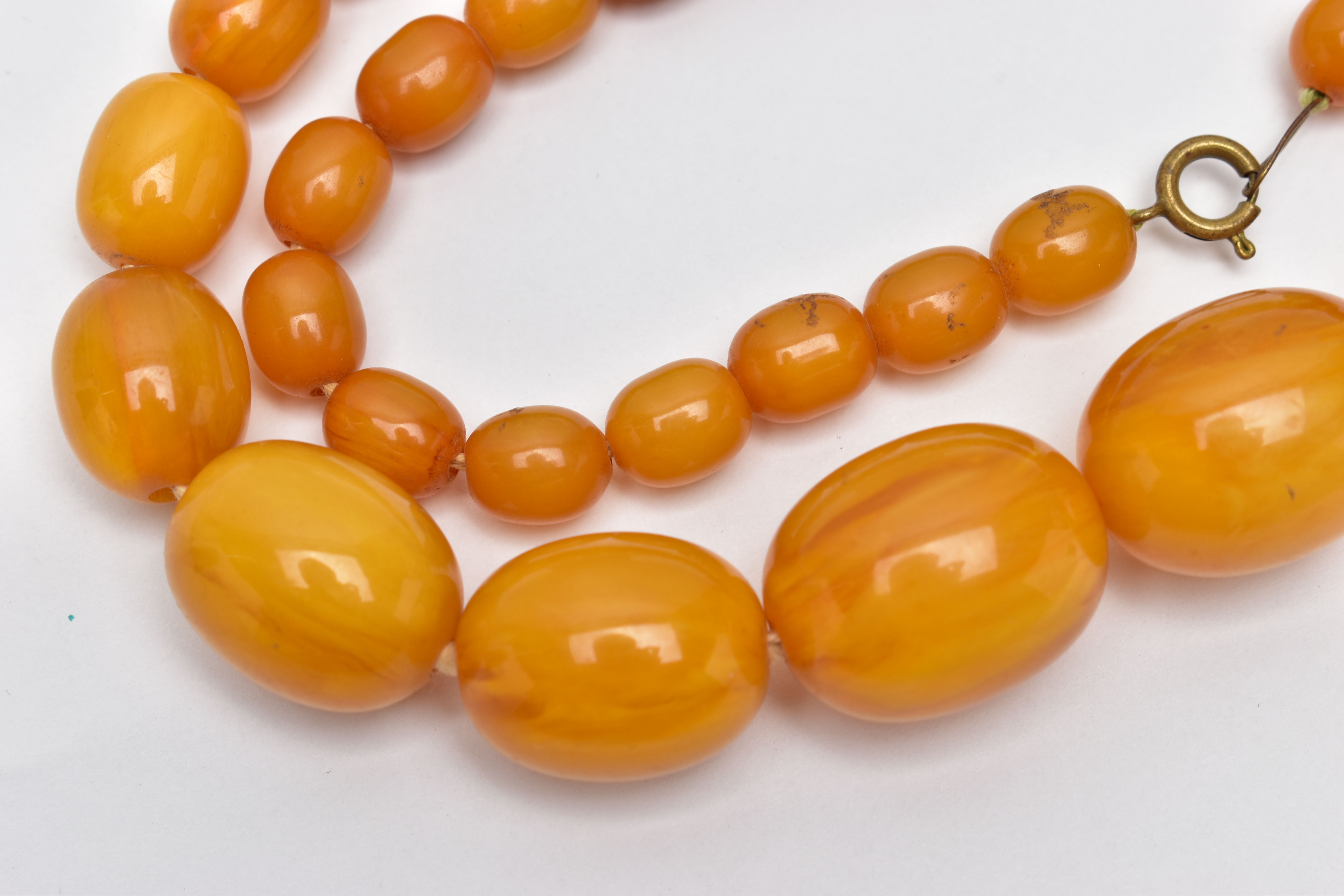 A BAKELITE BEAD NECKLACE, a single row of graduated oval beads, forty one in total, largest - Image 2 of 5