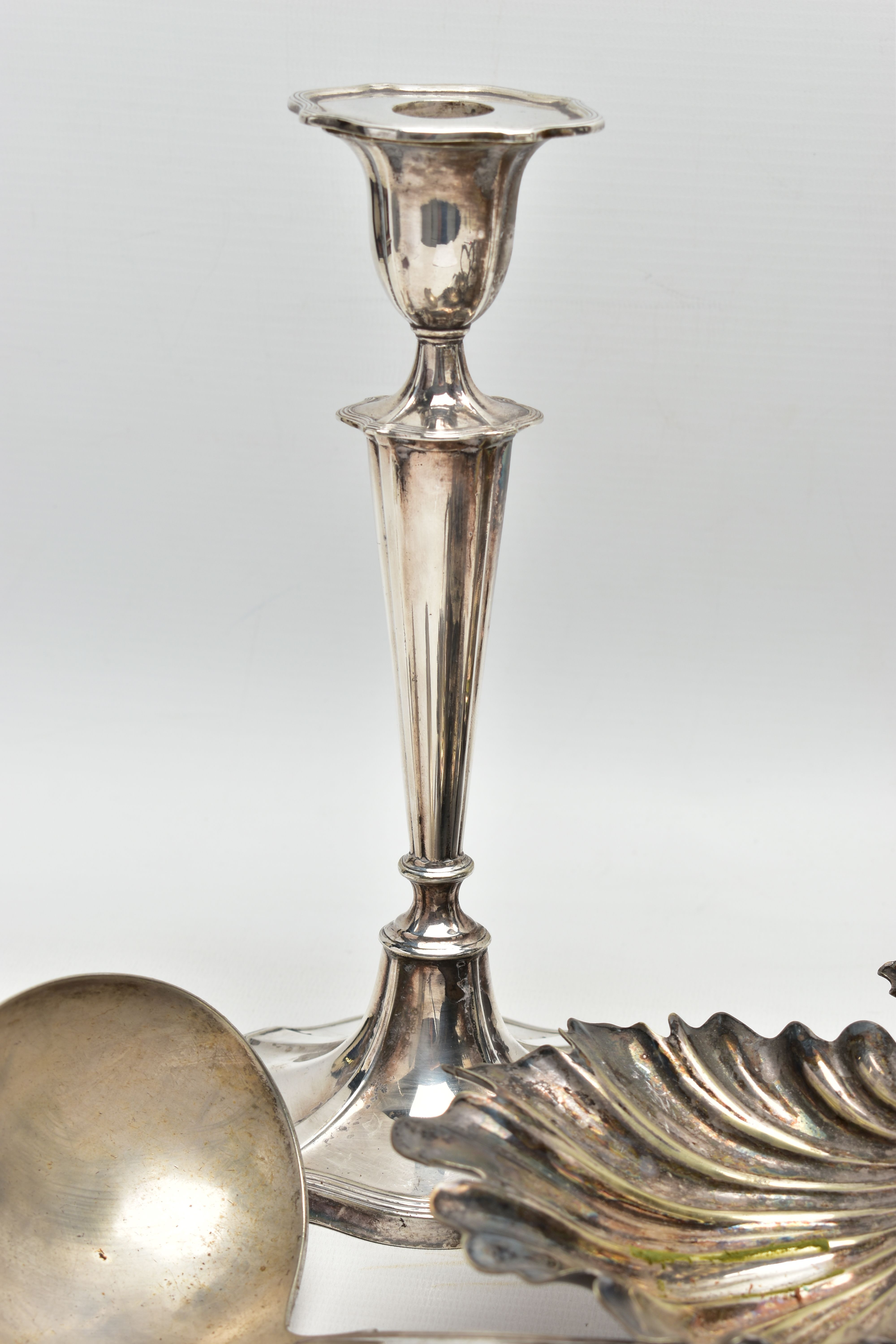 A BOX OF ASSORTED WHITE METAL TABLEWARE, to include a pair of tall candle sticks, white metal - Image 4 of 5