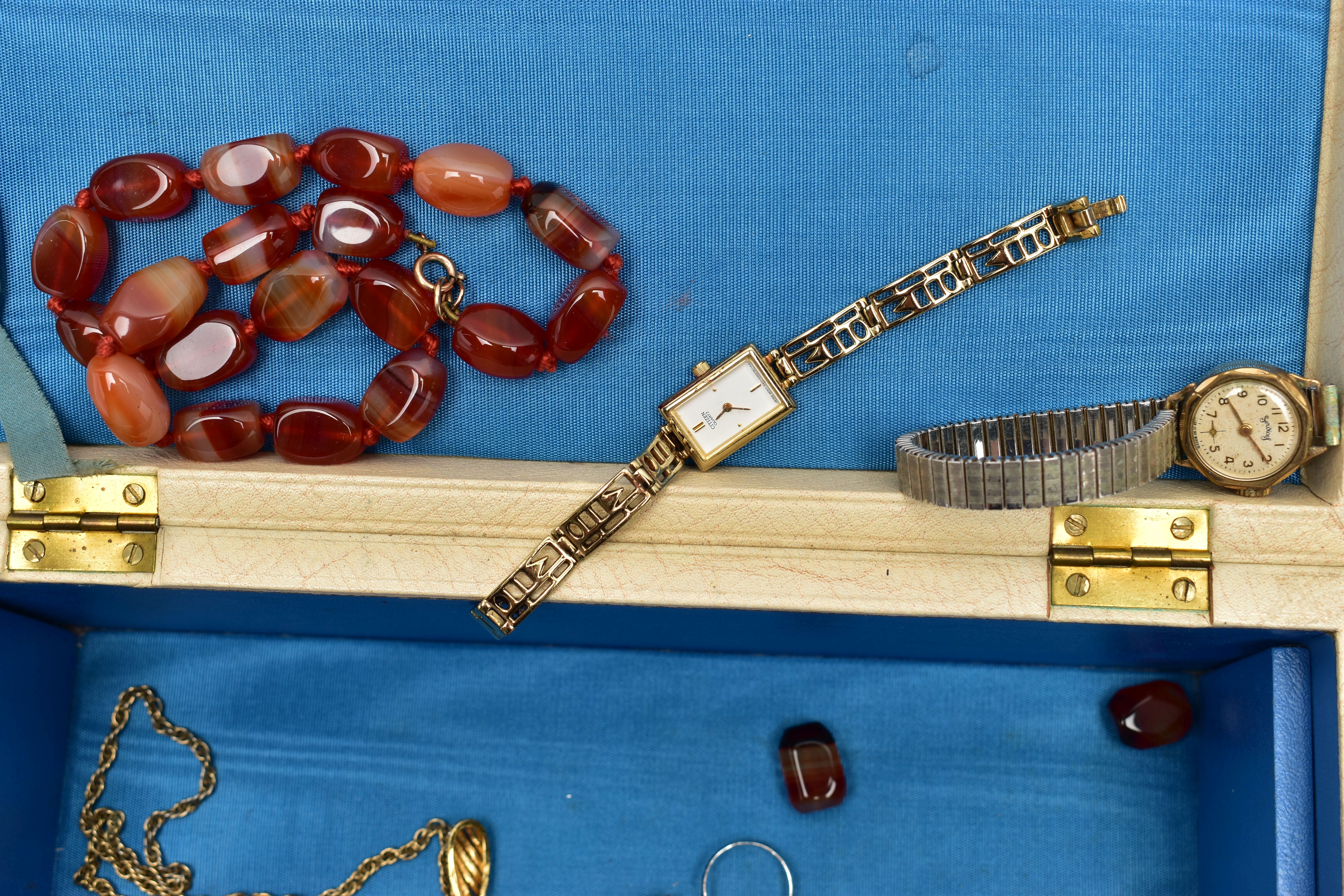 A JEWELLERY BOX AND ASSORTED JEWELLERY ITEMS, a cream jewellery box detailed with gold lettering ' - Image 3 of 4