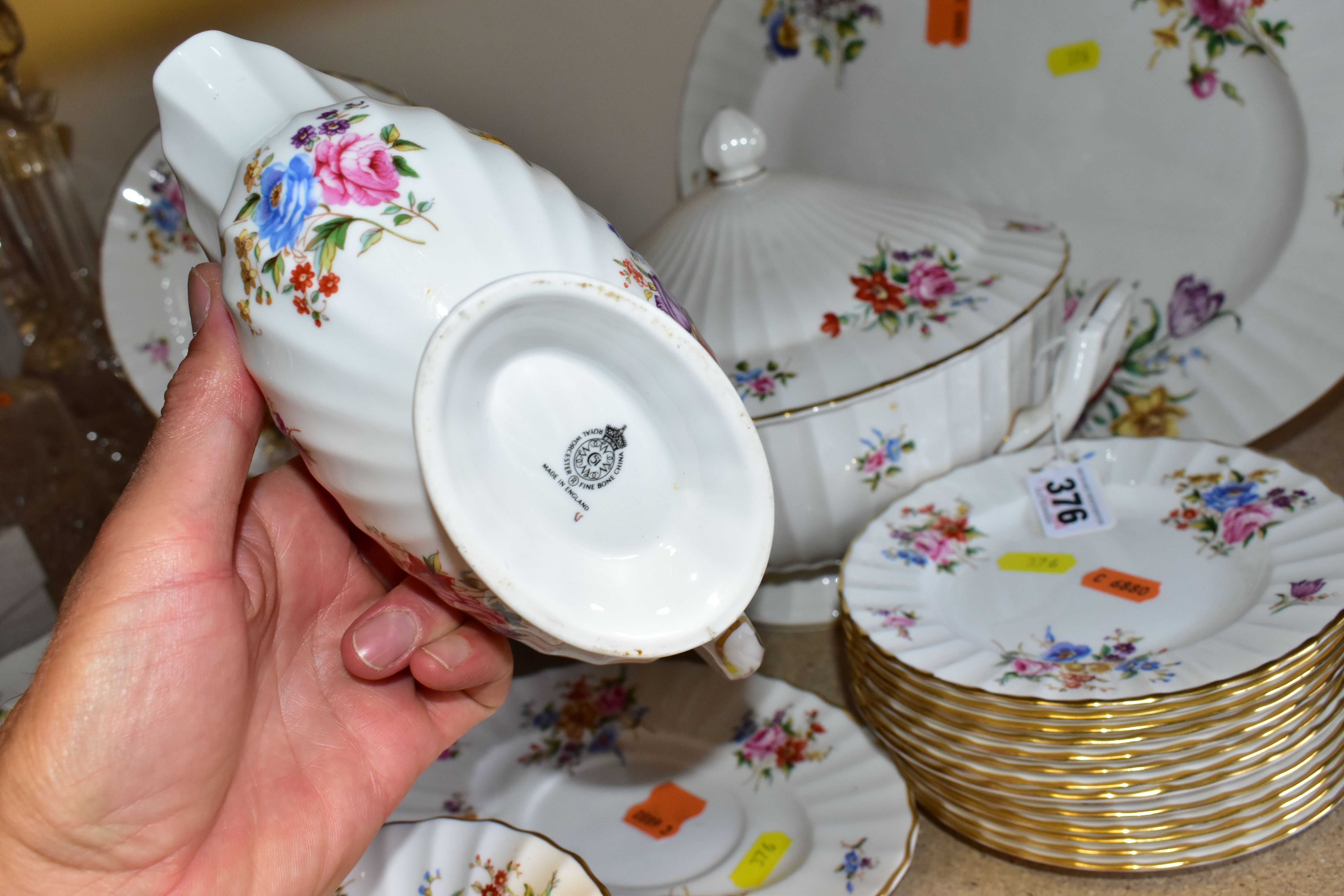 A ROYAL WORCESTER 'ROANOKE' PATTERN DINNER SERVICE, comprising a circular covered soup tureen, one - Image 4 of 5