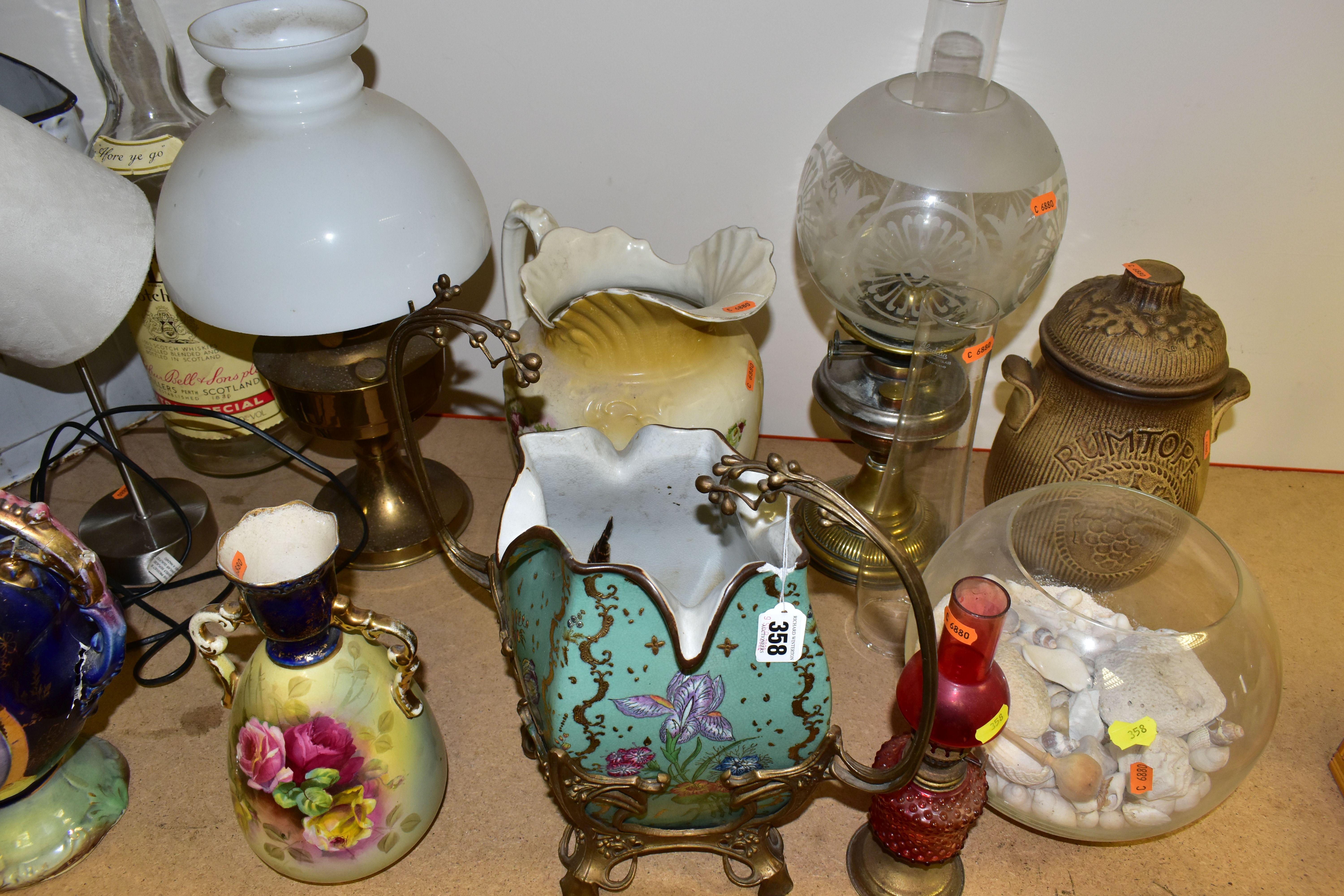 A GROUP OF CERAMICS AND OIL LAMPS, comprising a large Wong Lee WL porcelain vase decorated with - Image 5 of 6