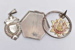 AN ASSORTMENT OF SILVER ITEMS, to include a silver compact, engine turned pattern, monogram