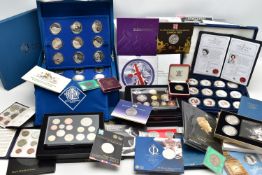 A BOXED ROYAL MINT QUEENS DIAMOND JUBILEE PROFF SET AND OTHER COINS, five pound coin set of eighteen