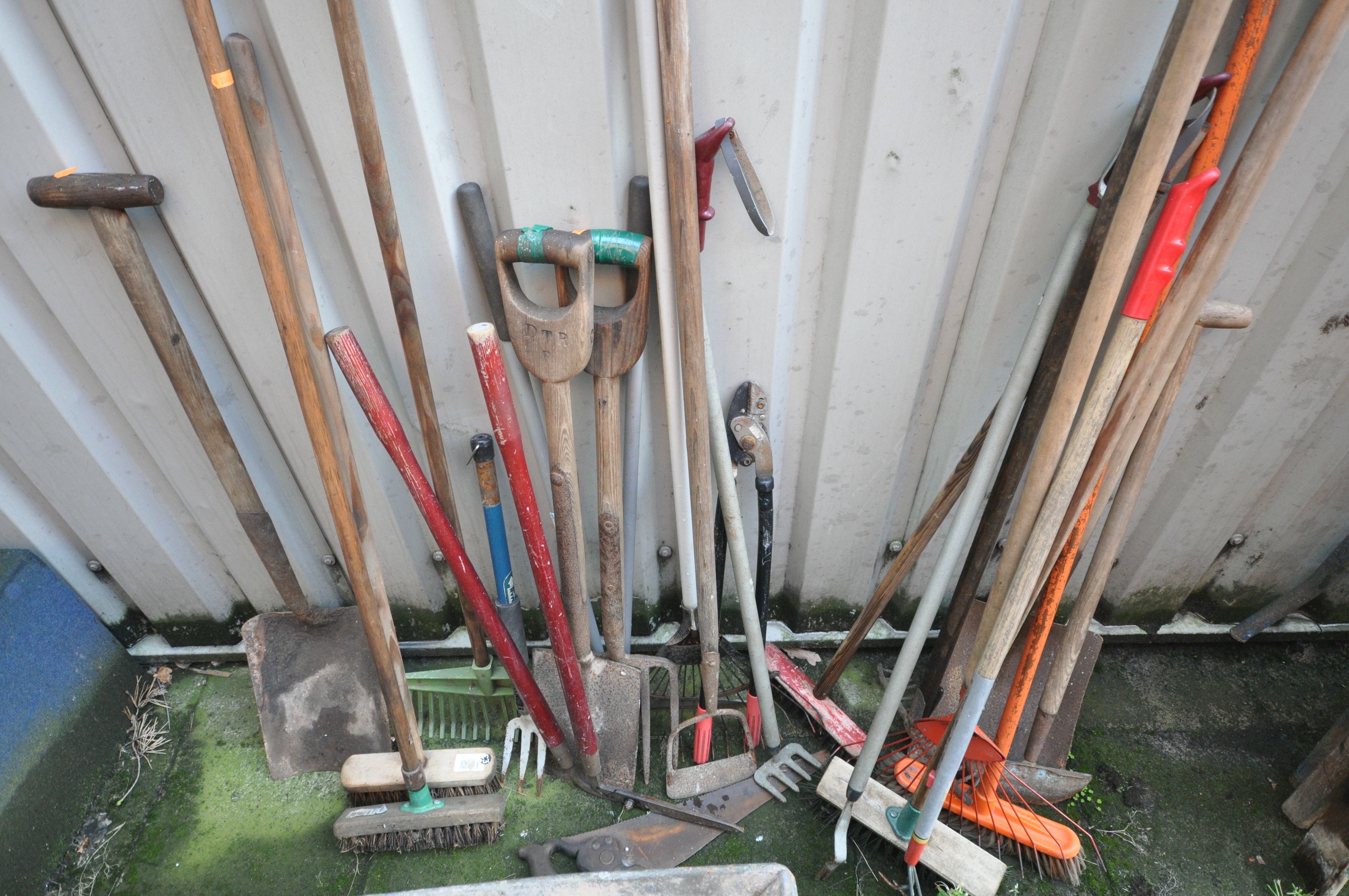 A SELECTION OF GARDEN ITEMS, ETC, to include two aluminium step ladders, a tubular step ladder, a - Image 5 of 5