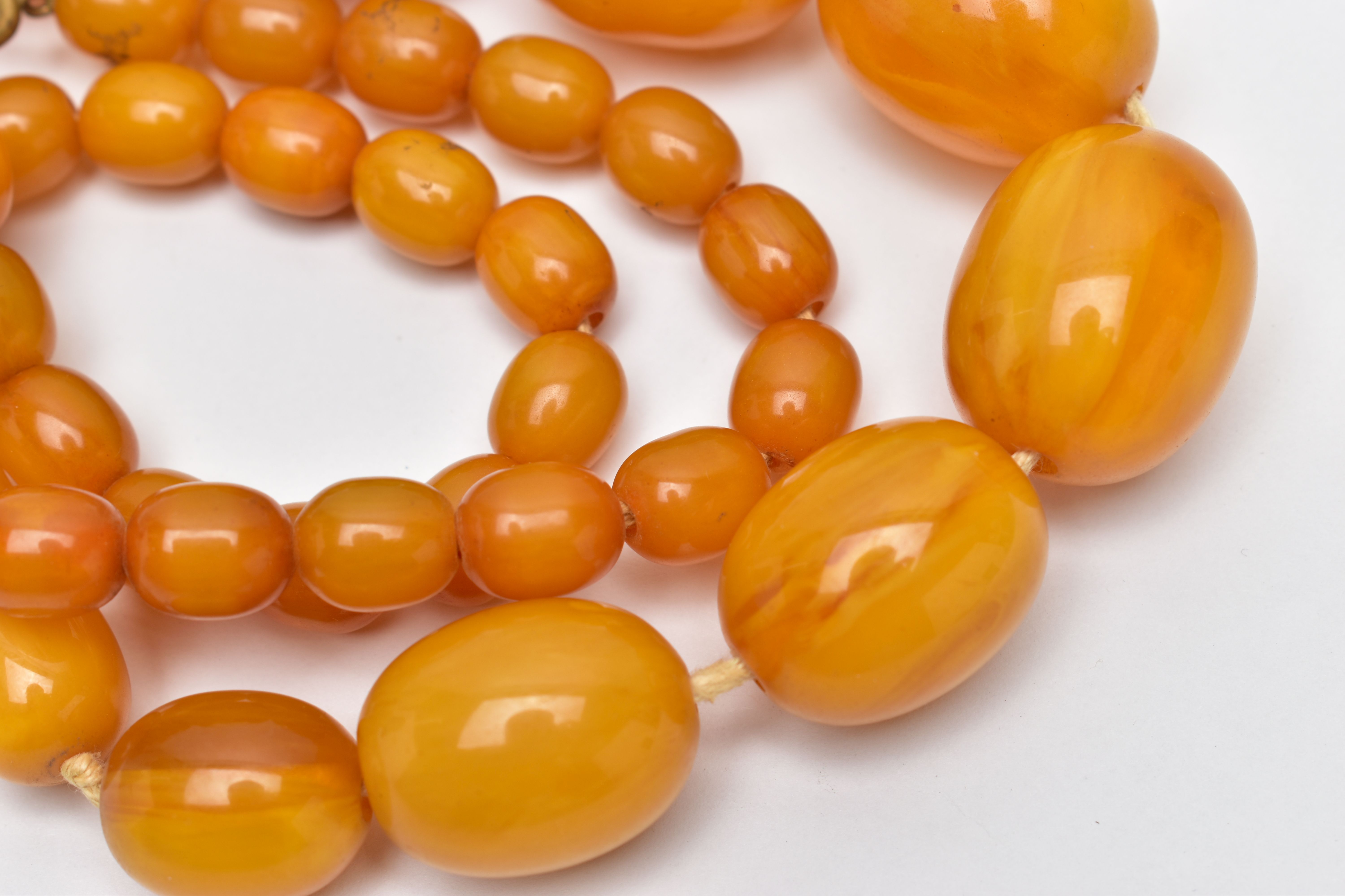 A BAKELITE BEAD NECKLACE, a single row of graduated oval beads, forty one in total, largest - Image 5 of 5