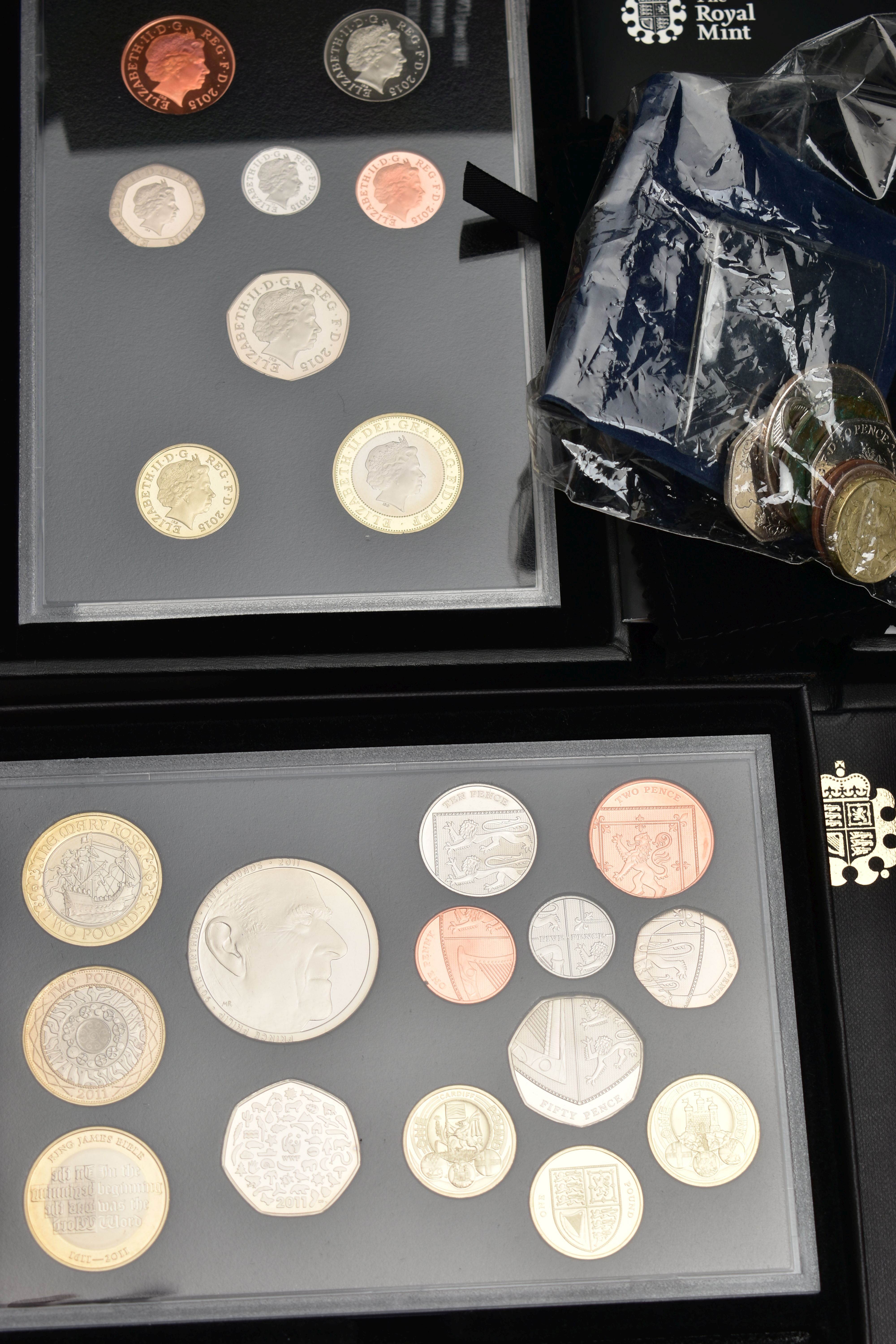 A COLLECTION OF ROYAL MINT PROOF COINS SETS AND OTHER COINS, to include 2015 set, another 2015 Chief - Image 5 of 9