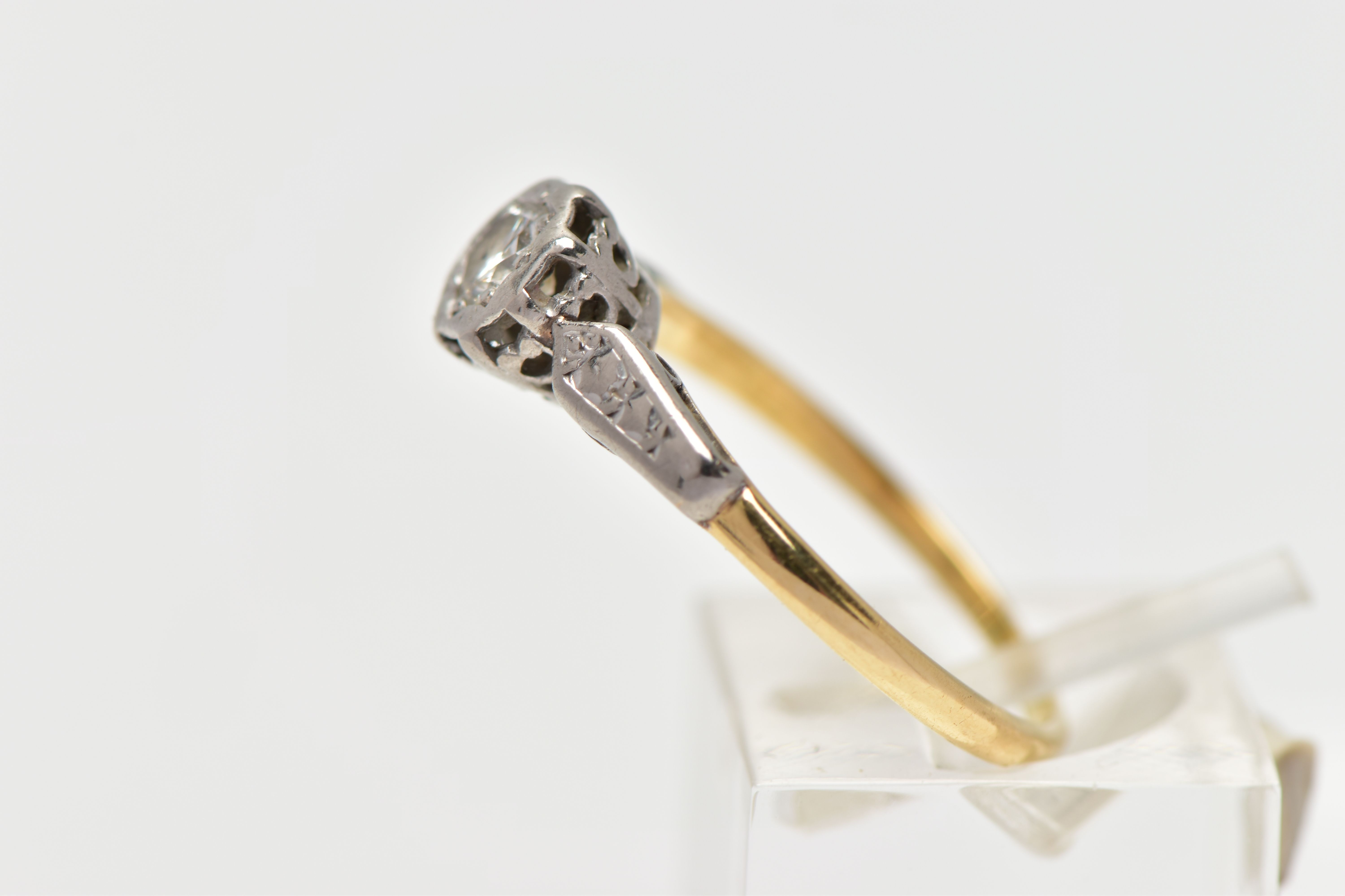 A YELLOW METAL DIAMOND SINGLE STONE RING, the brilliant cut diamond star set, to the tapered - Image 2 of 4