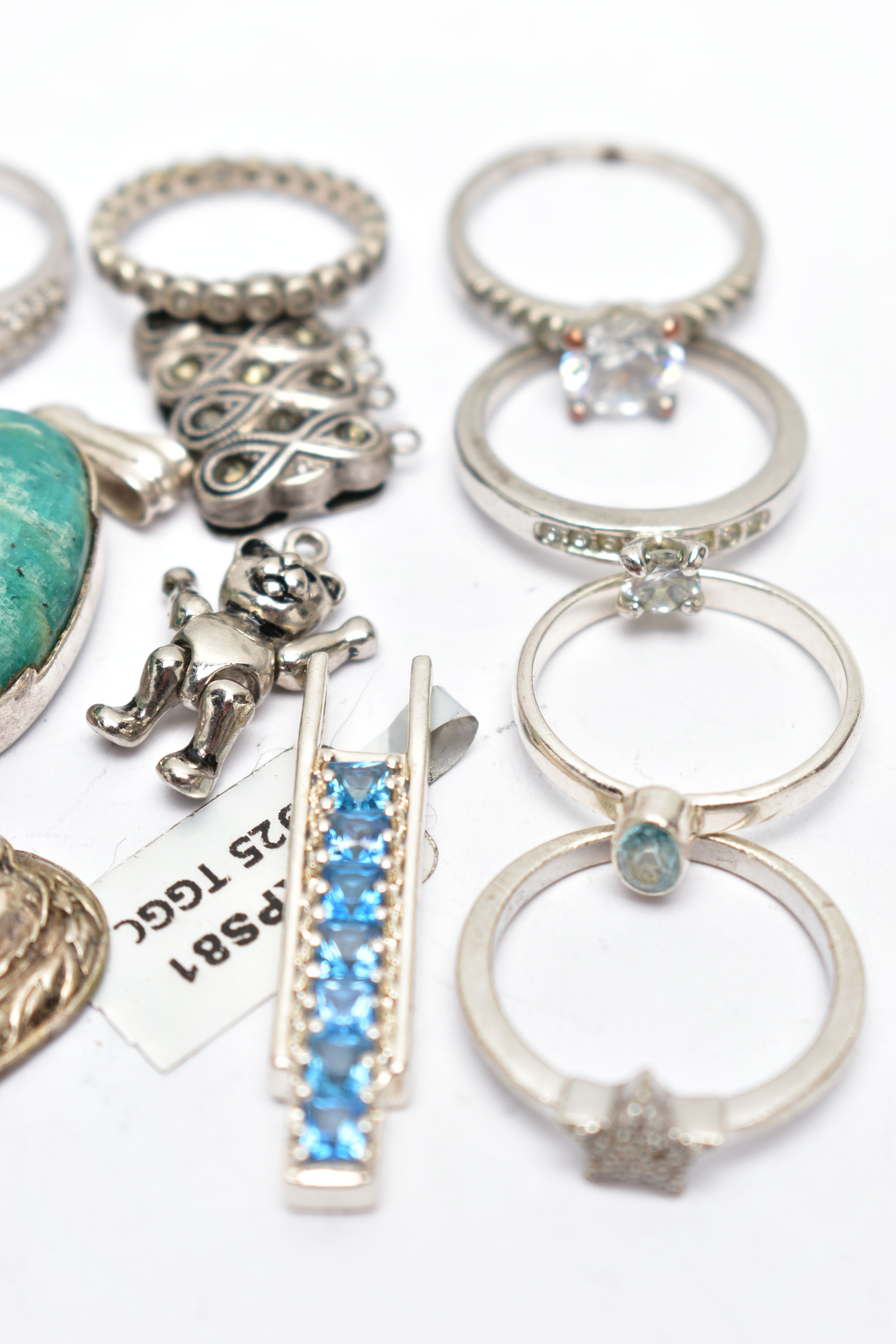 AN ASSORTMENT OF WHITE METAL JEWELLERY, to include a selection of white metal rings, some stamped - Image 3 of 4