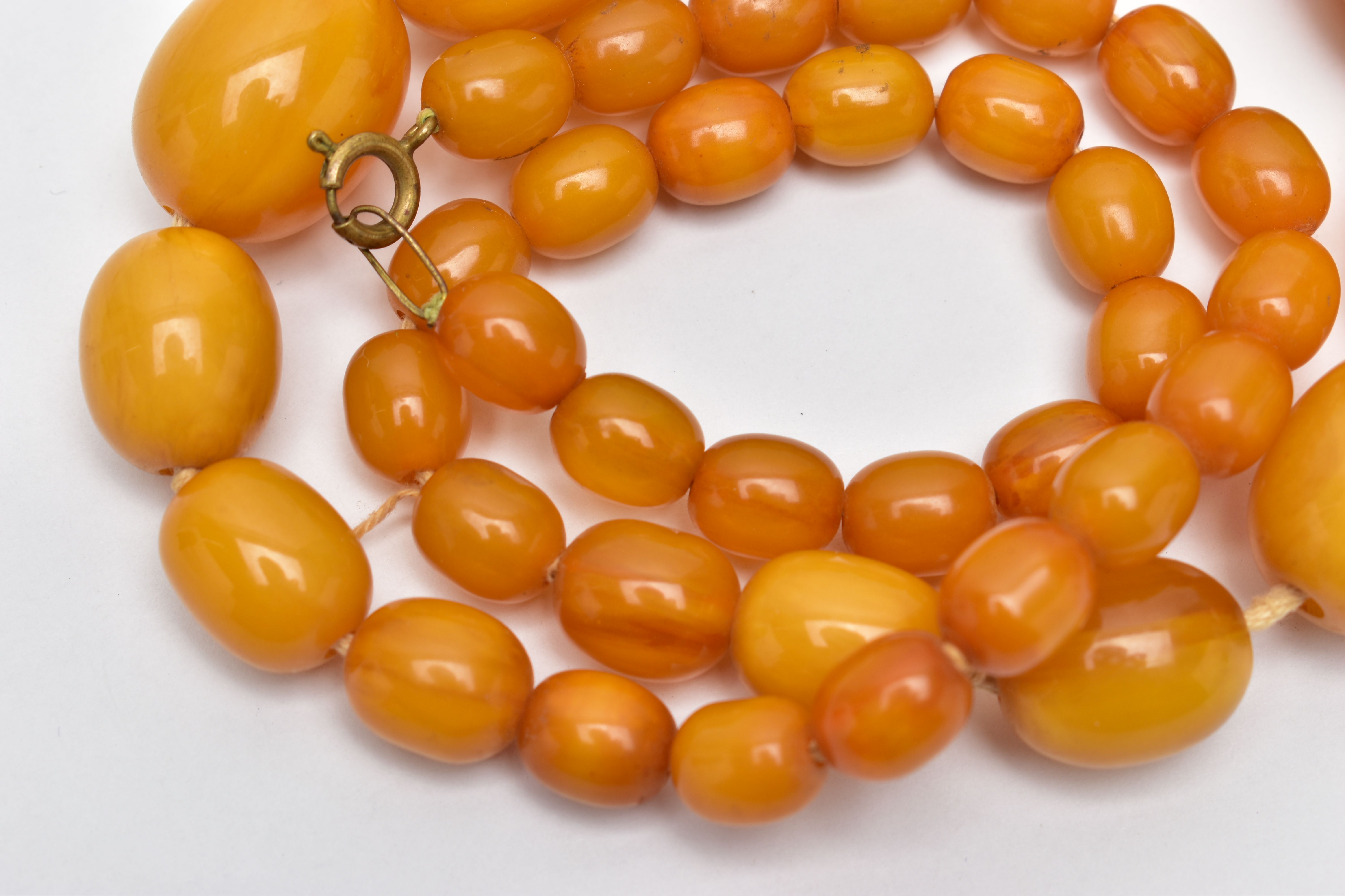 A BAKELITE BEAD NECKLACE, a single row of graduated oval beads, forty one in total, largest - Image 4 of 5