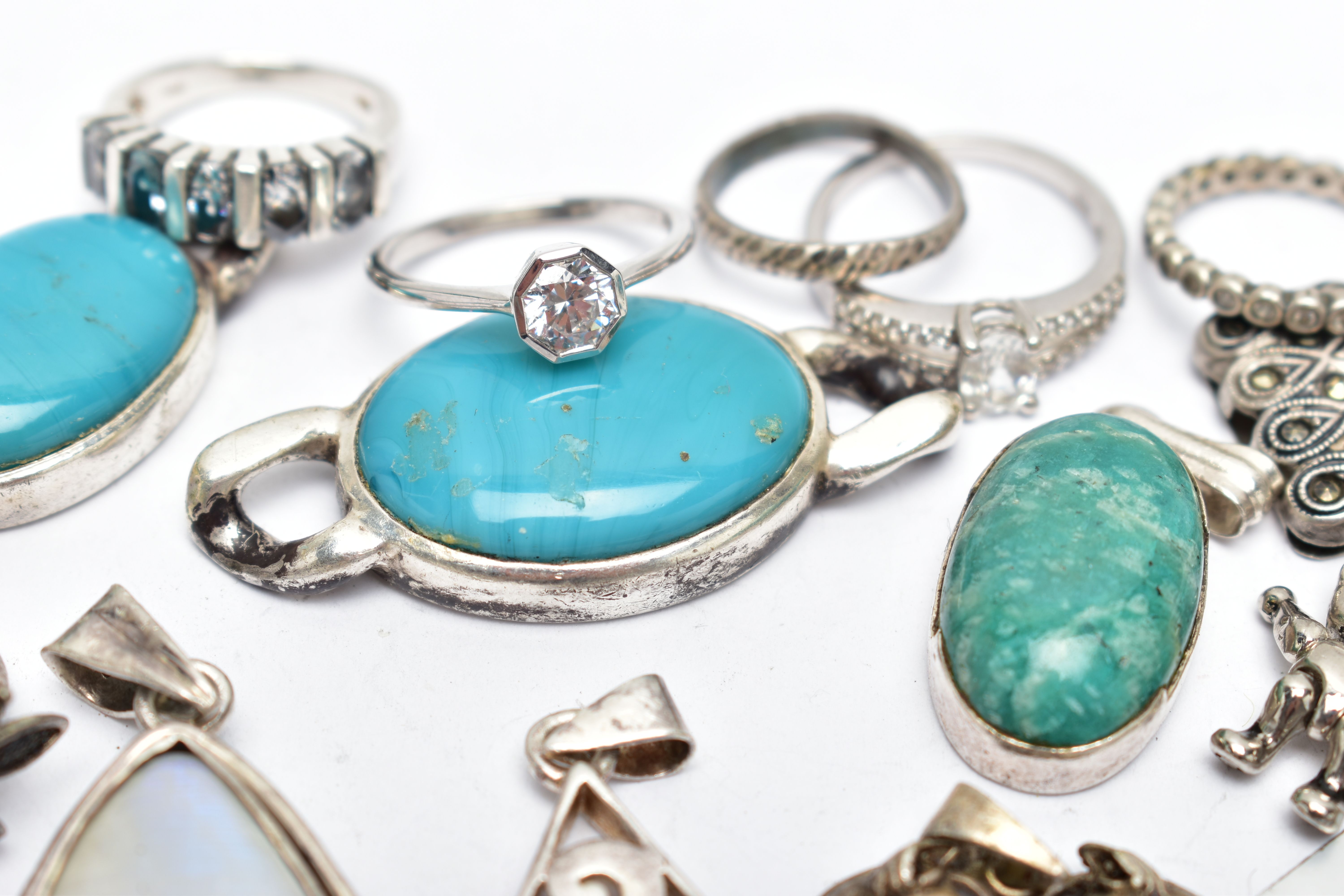 AN ASSORTMENT OF WHITE METAL JEWELLERY, to include a selection of white metal rings, some stamped - Image 2 of 4