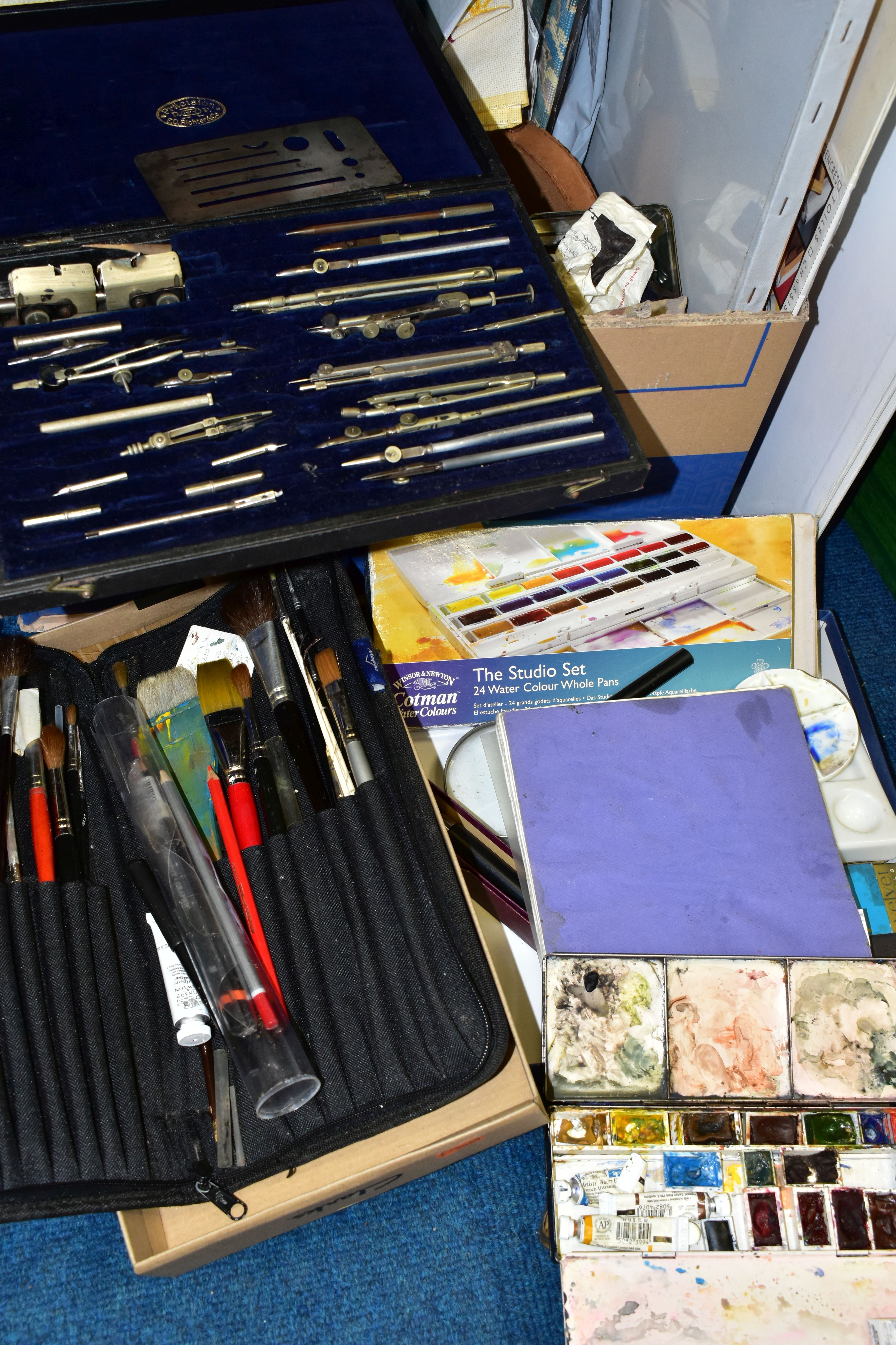 ONE BOX OF ARTIST SUNDRIES, SINGER SEWING MACHINE AND HABERDASHERY ITEMS, to include a cream metal