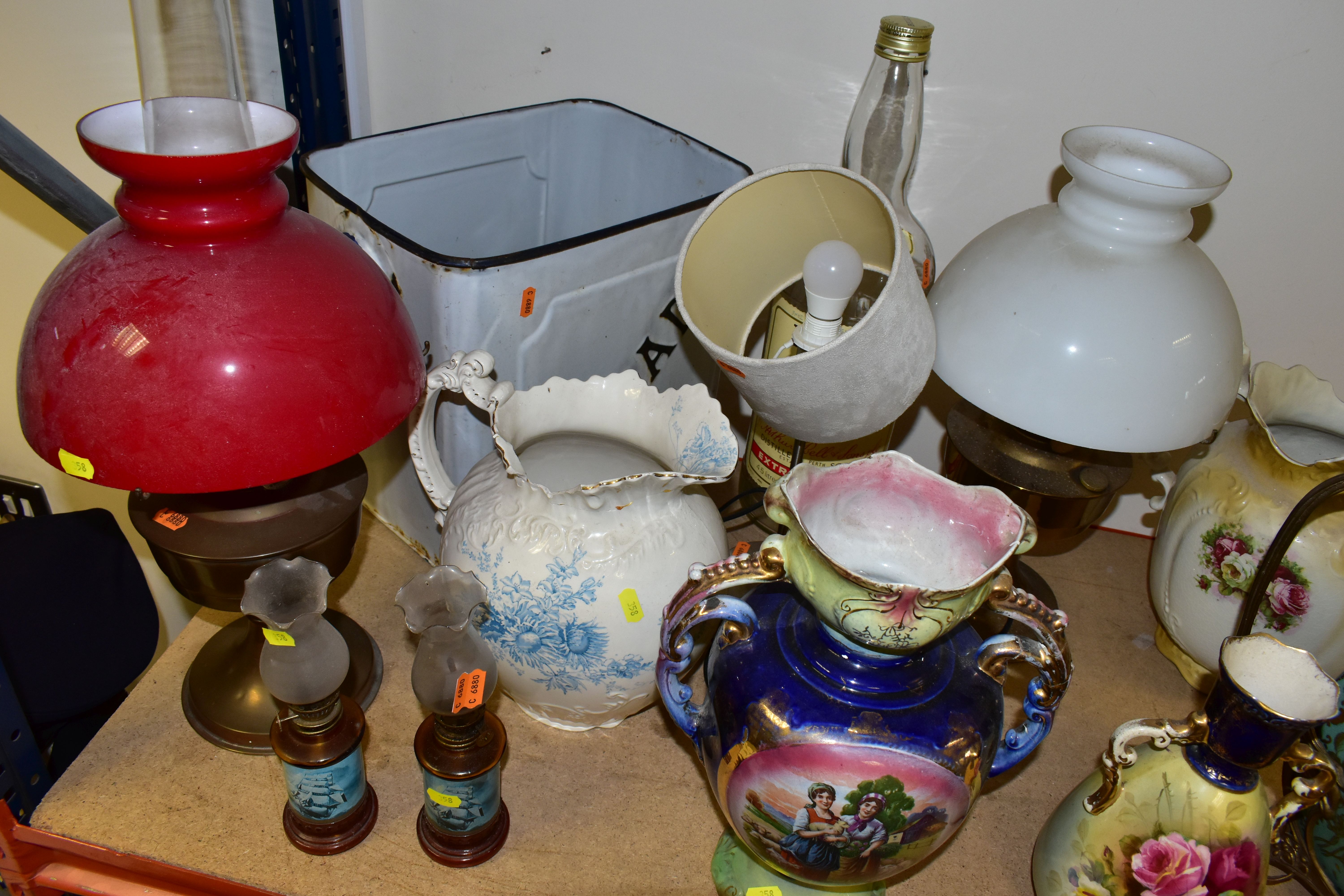 A GROUP OF CERAMICS AND OIL LAMPS, comprising a large Wong Lee WL porcelain vase decorated with - Image 6 of 6