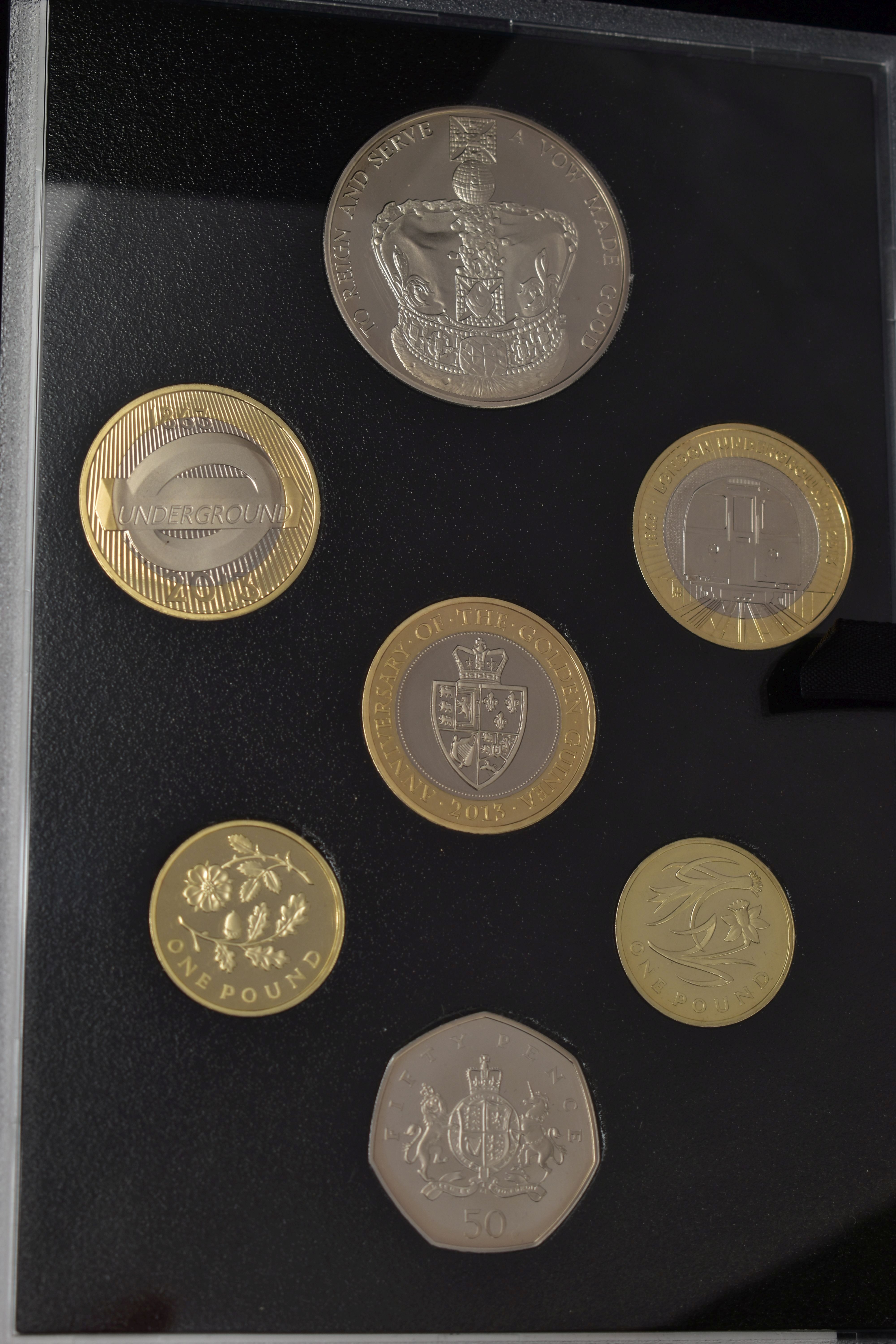 A COLLECTION OF ROYAL MINT PROOF COINS SETS AND OTHER COINS, to include 2015 set, another 2015 Chief - Image 8 of 9
