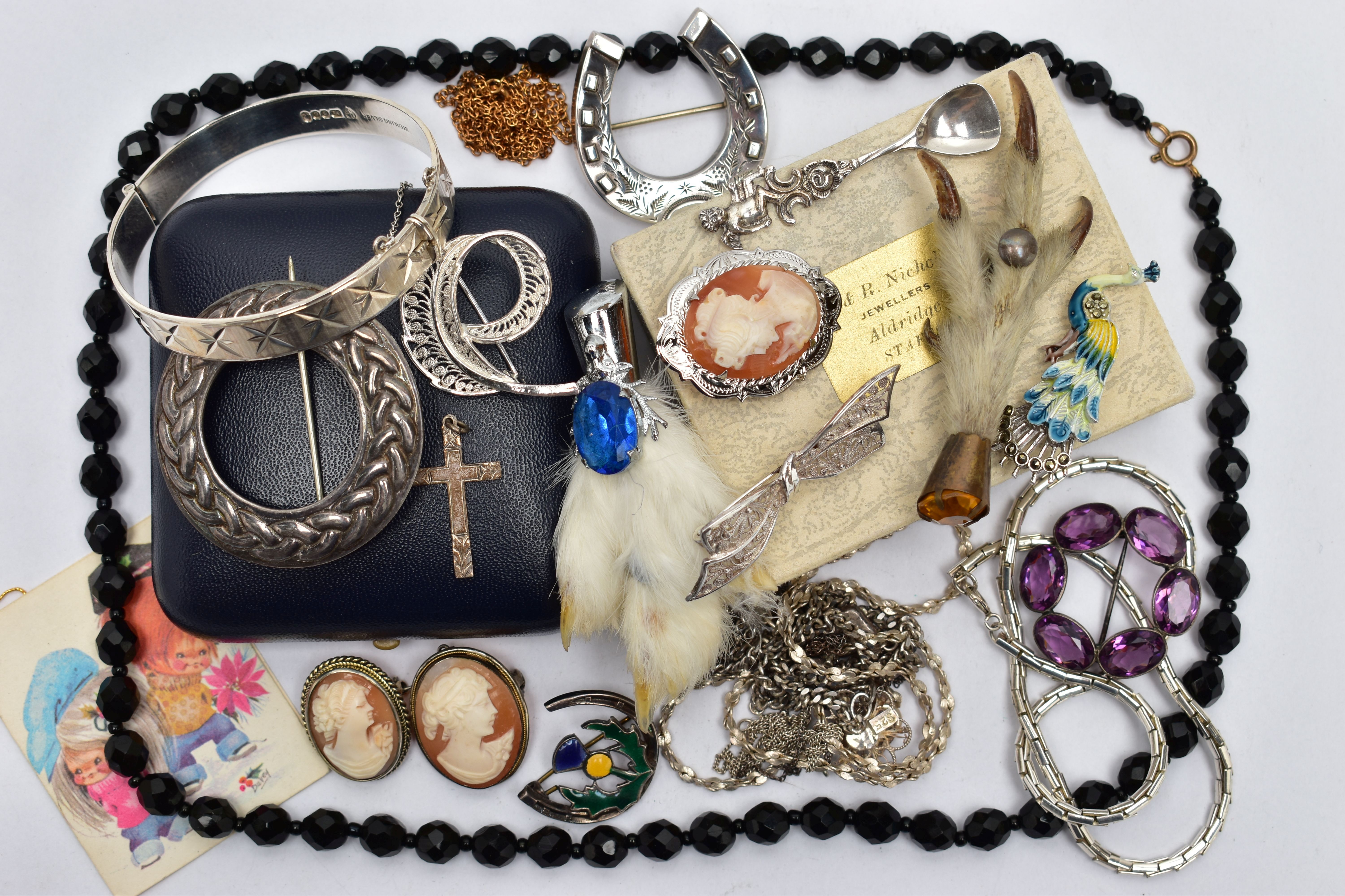AN ASSORTMENT OF SILVER AND COSTUME JEWELLERY, to include a silver horseshoe brooch, hallmarked '