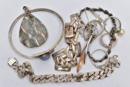 AN ASSORTMENT OF SILVER AND WHITE METAL JEWELLERY, to include a silver curb bracelet, grain set with