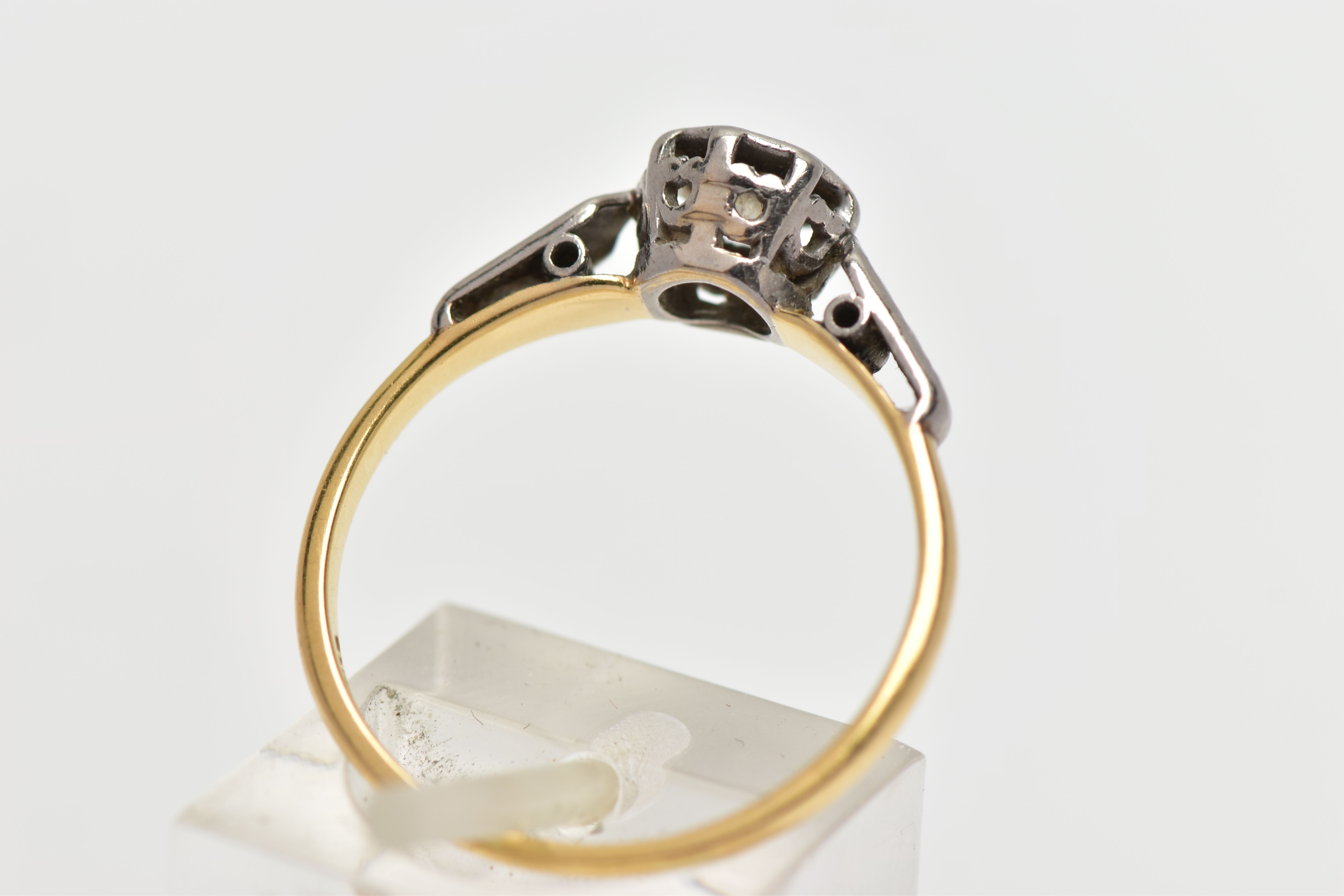 A YELLOW METAL DIAMOND SINGLE STONE RING, the brilliant cut diamond star set, to the tapered - Image 3 of 4