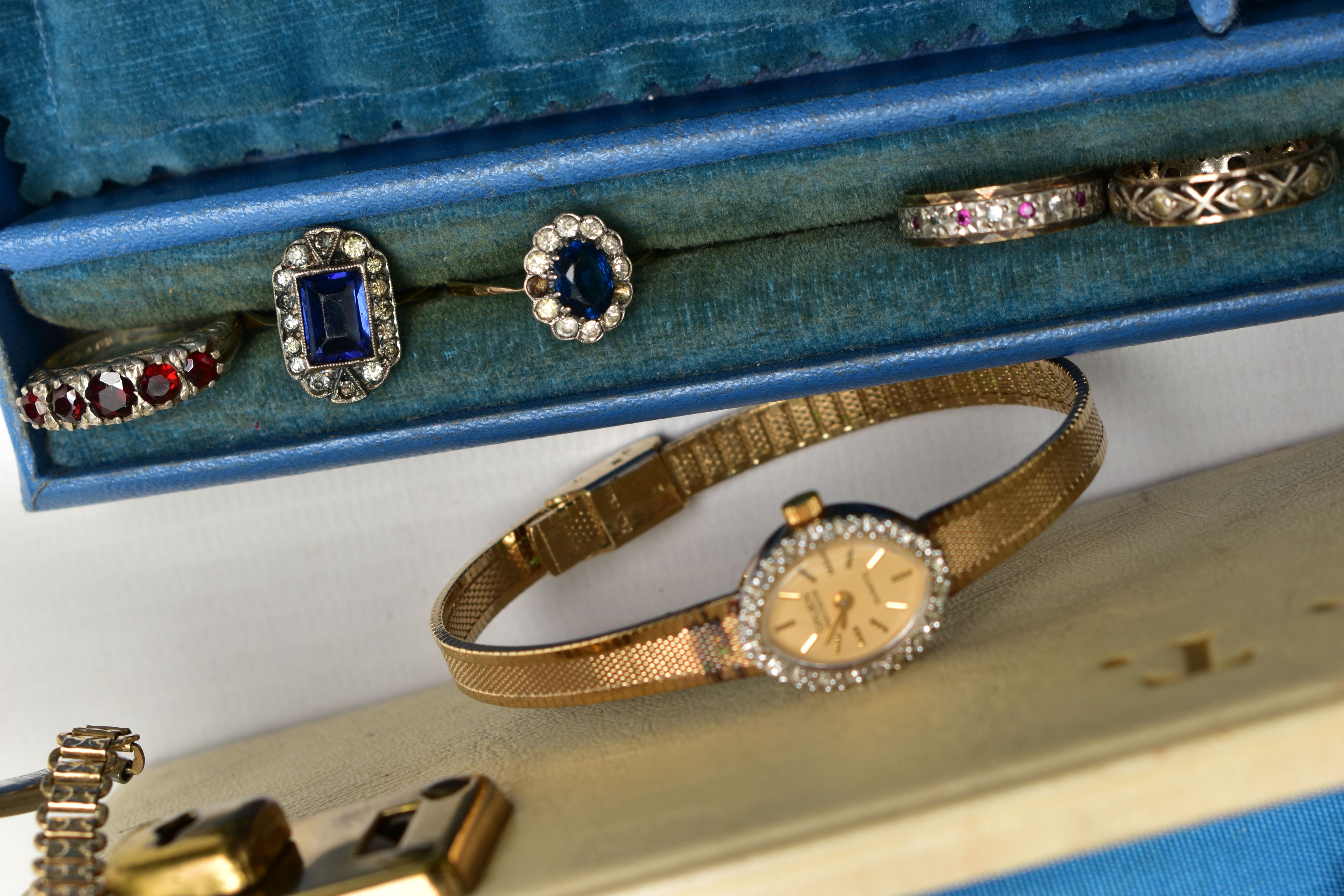 A JEWELLERY BOX AND ASSORTED JEWELLERY ITEMS, a cream jewellery box detailed with gold lettering ' - Image 2 of 4