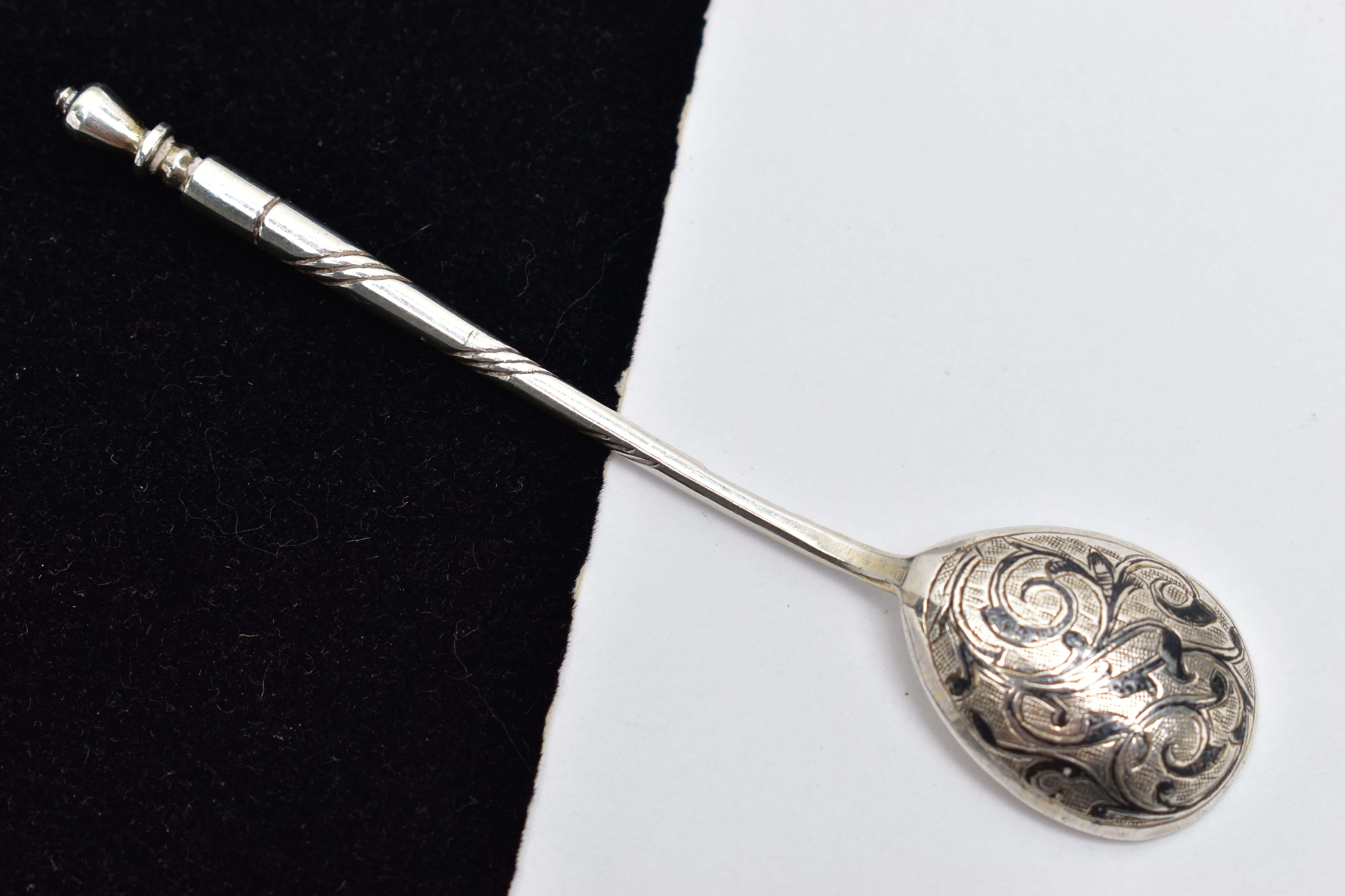 A WHITE METAL CONDIMENT SPOON, the spoon with enamel detail to the reverse, with twist detail handle - Image 2 of 2