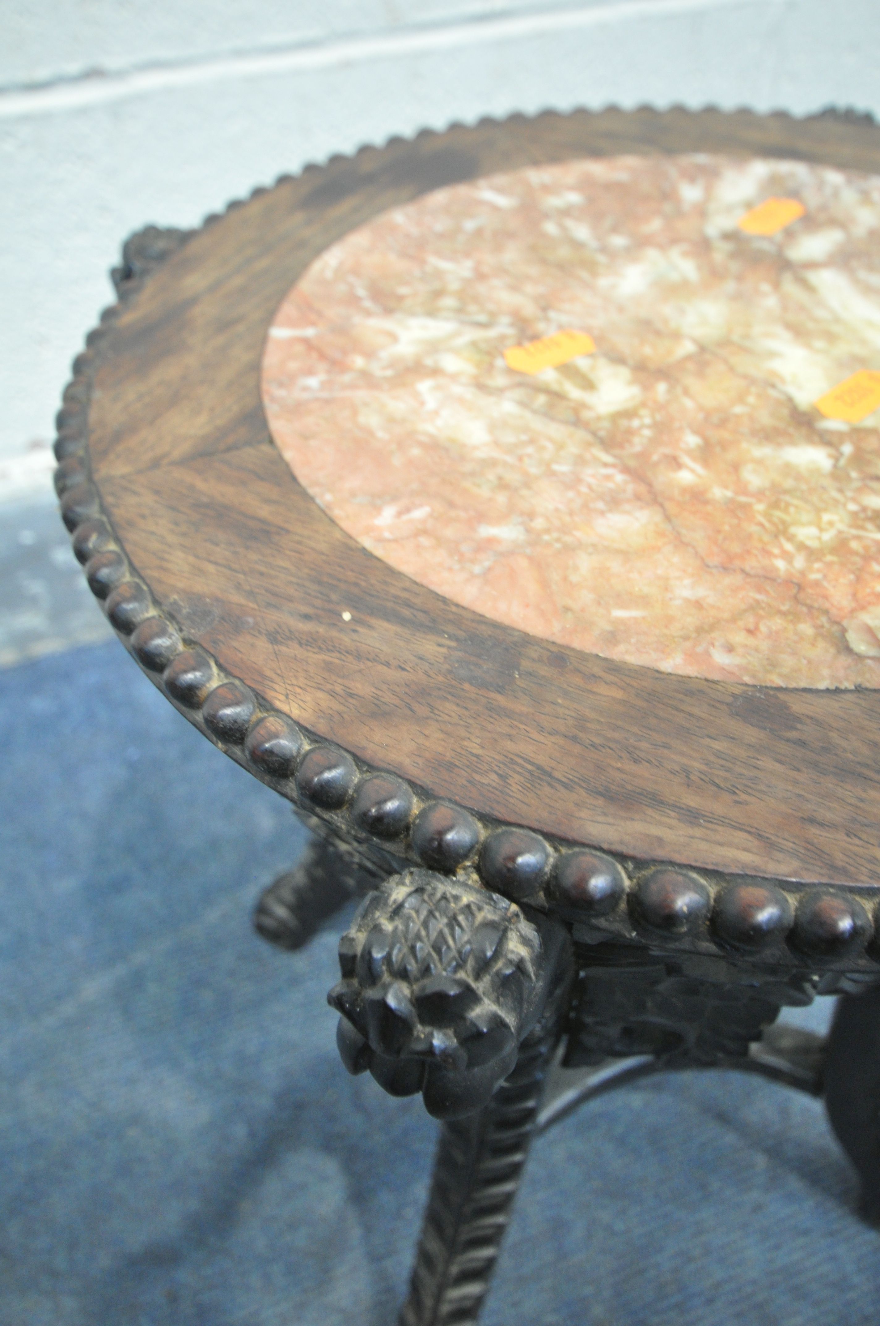 AN INTRICATLY CARVED CIRCULAR CHINESE ROSEWOOD SIDE TABLE, with a veined marble insert, the four - Bild 4 aus 8